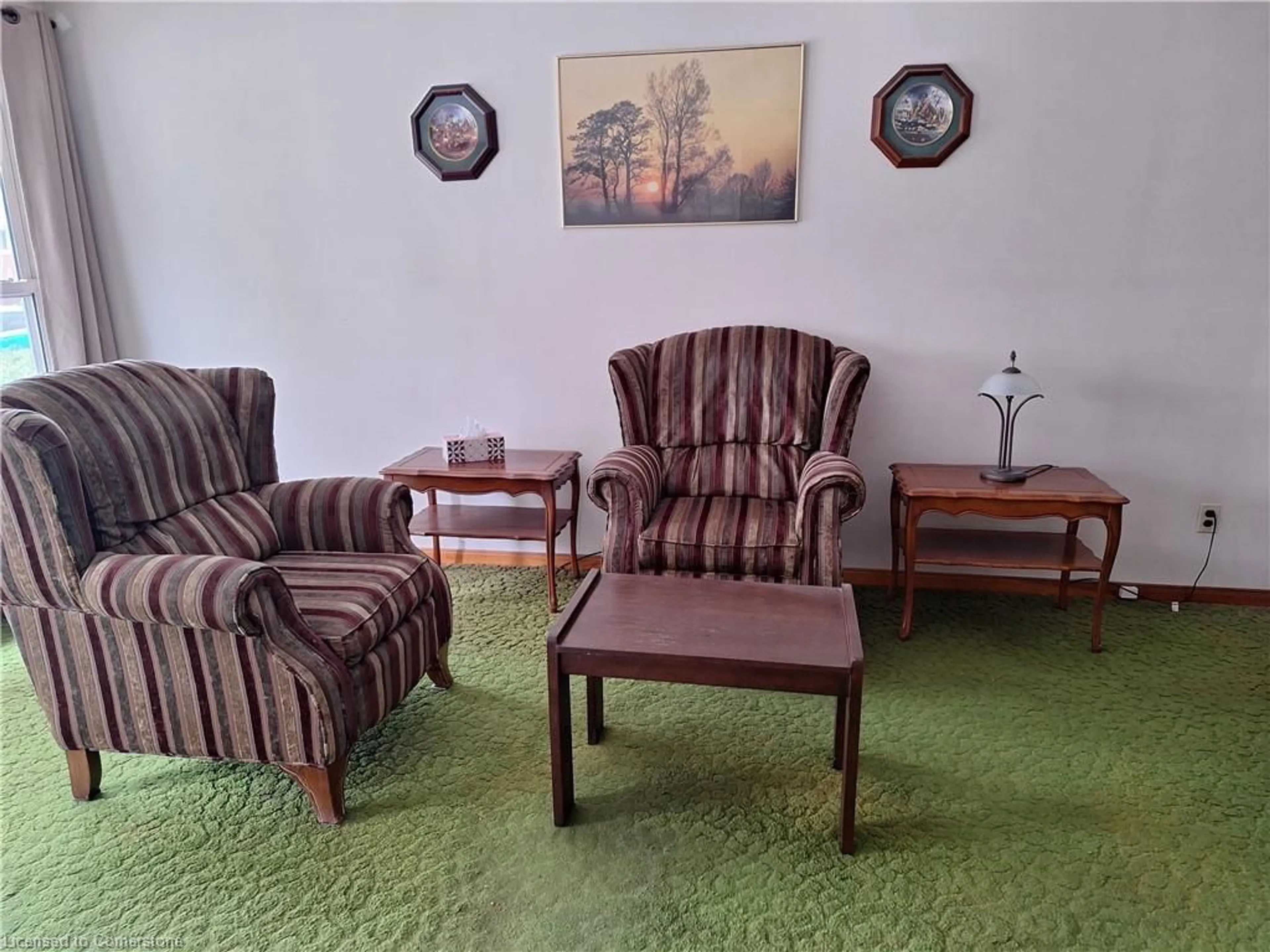 Living room with furniture, carpet floor for 33 Province St, Hamilton Ontario L8H 4H3