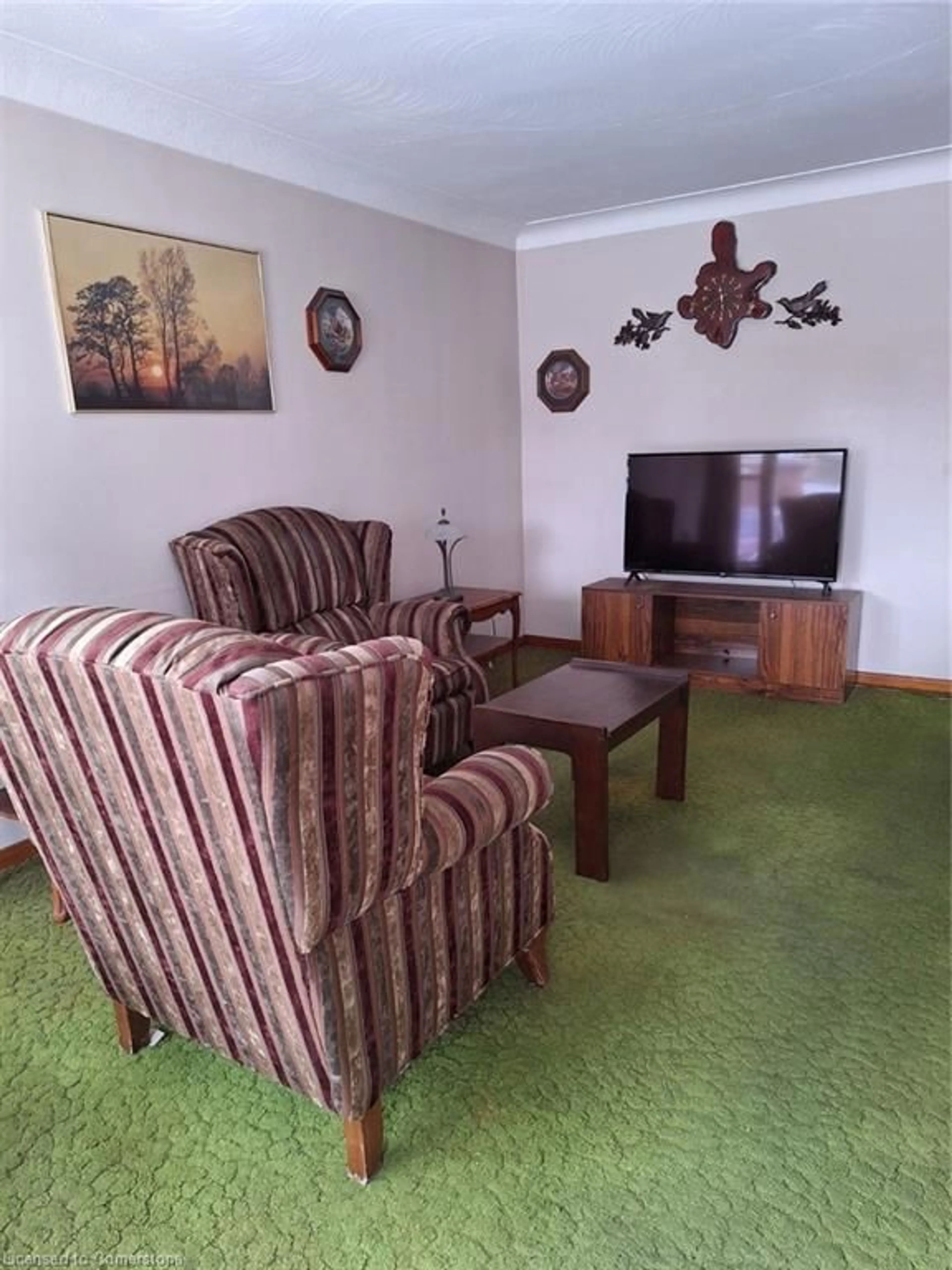 Living room with furniture, carpet floor for 33 Province St, Hamilton Ontario L8H 4H3