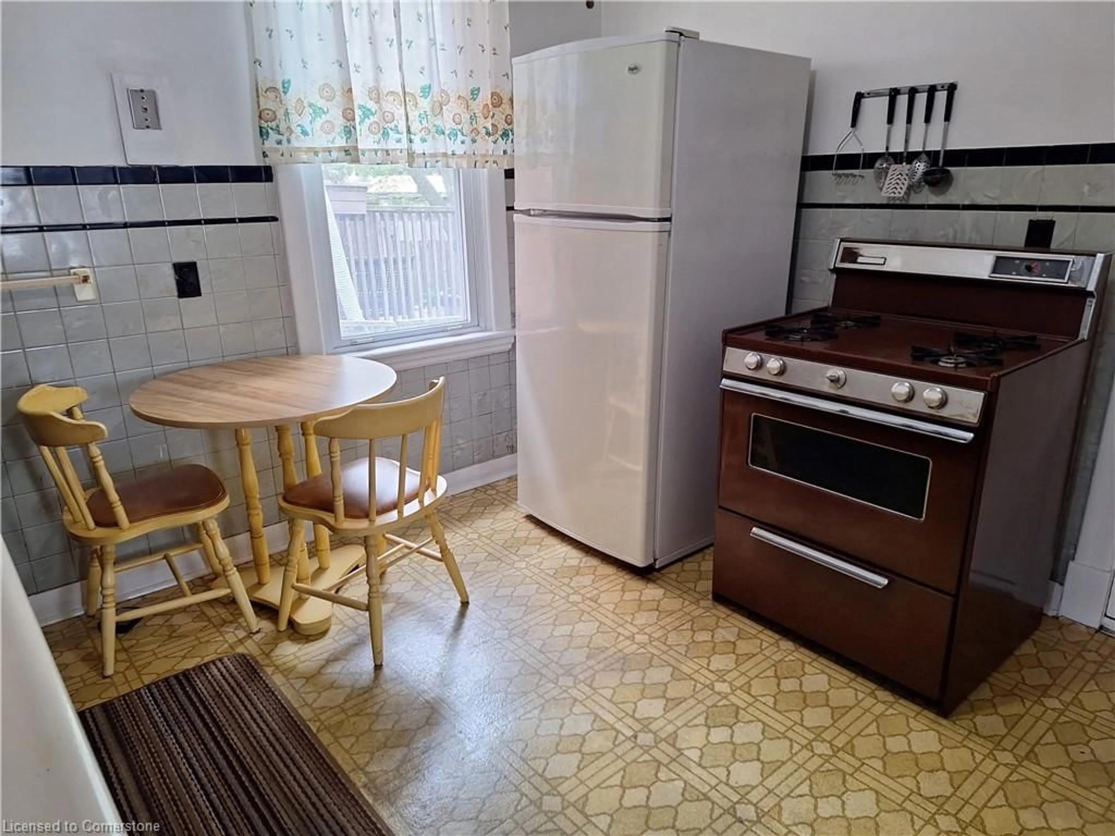 Standard kitchen, ceramic/tile floor for 33 Province St, Hamilton Ontario L8H 4H3
