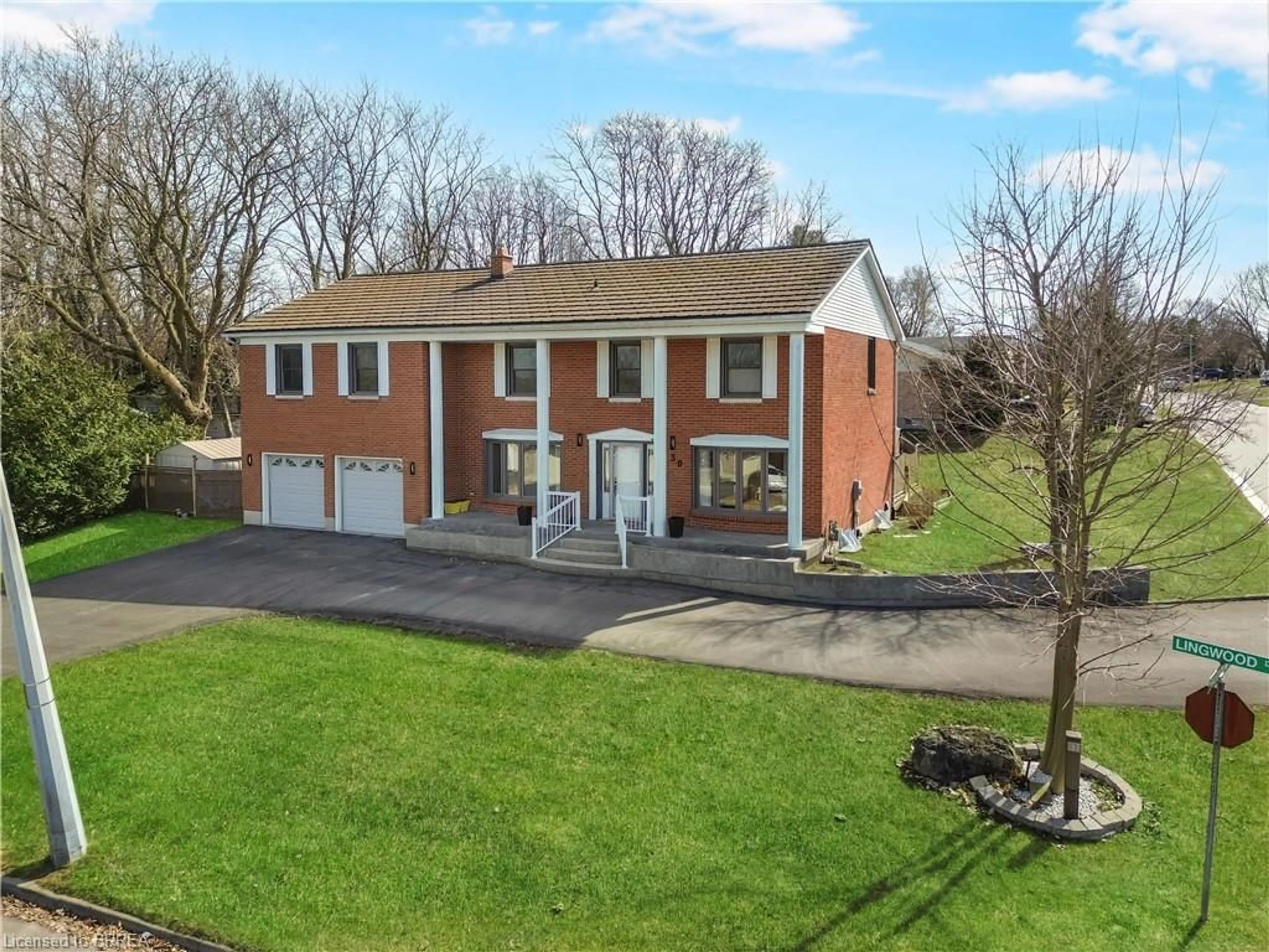A pic from outside/outdoor area/front of a property/back of a property/a pic from drone, street for 30 Lingwood Dr, Waterford Ontario N0E 1Y0