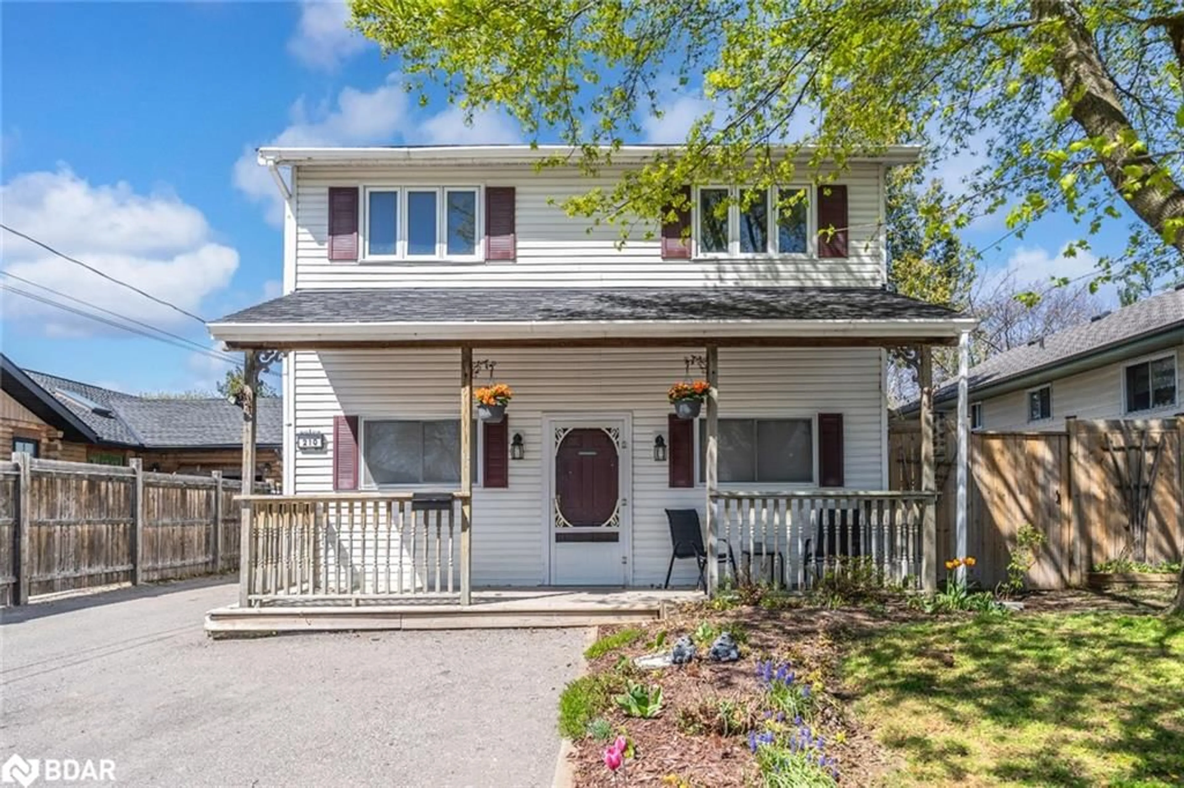 Home with vinyl exterior material, street for 210 Southview Rd, Barrie Ontario L4N 3X7