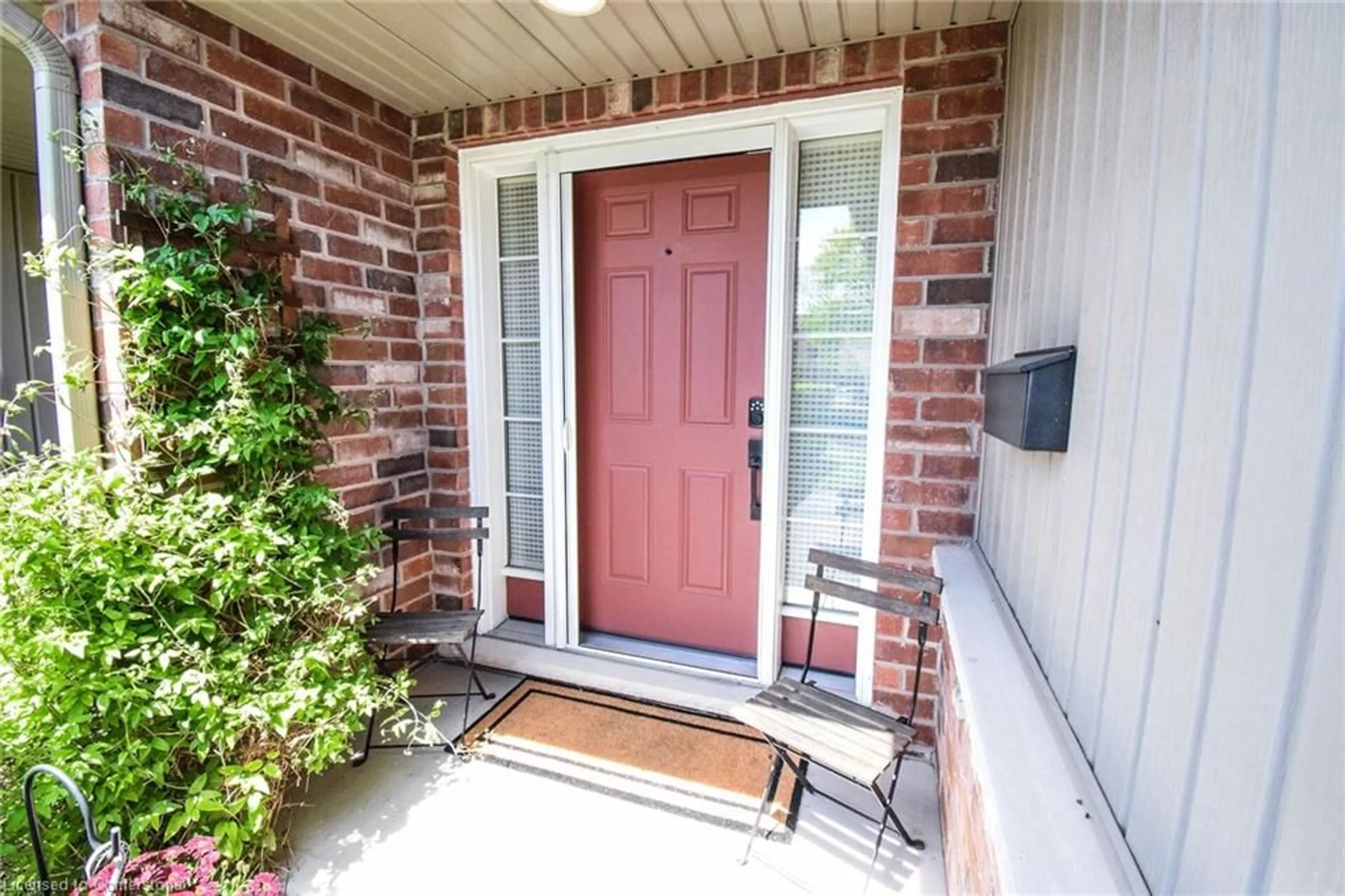 Indoor entryway for 525 Queen St, Dunnville Ontario N1A 1J5
