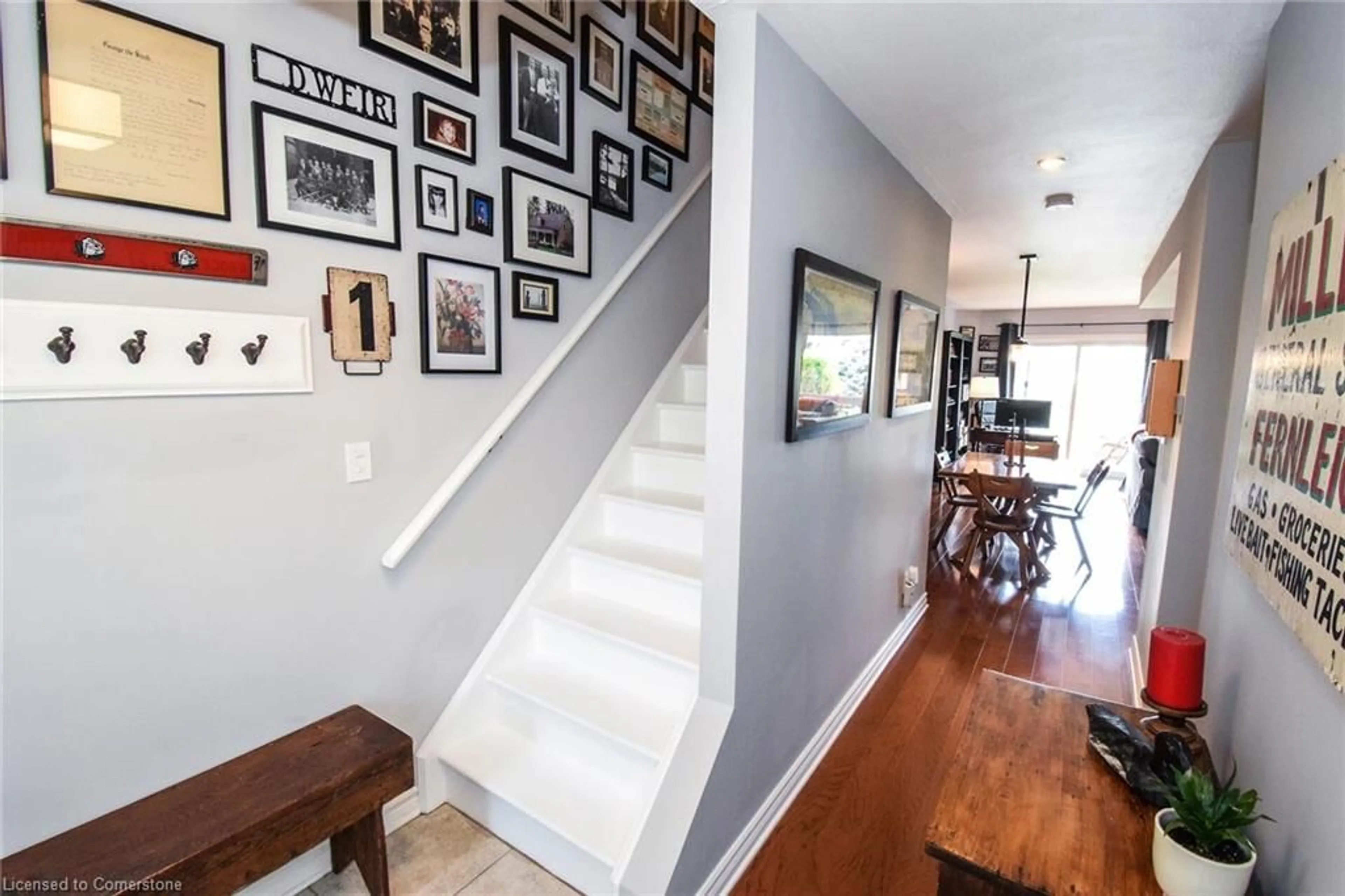 Indoor entryway for 525 Queen St, Dunnville Ontario N1A 1J5