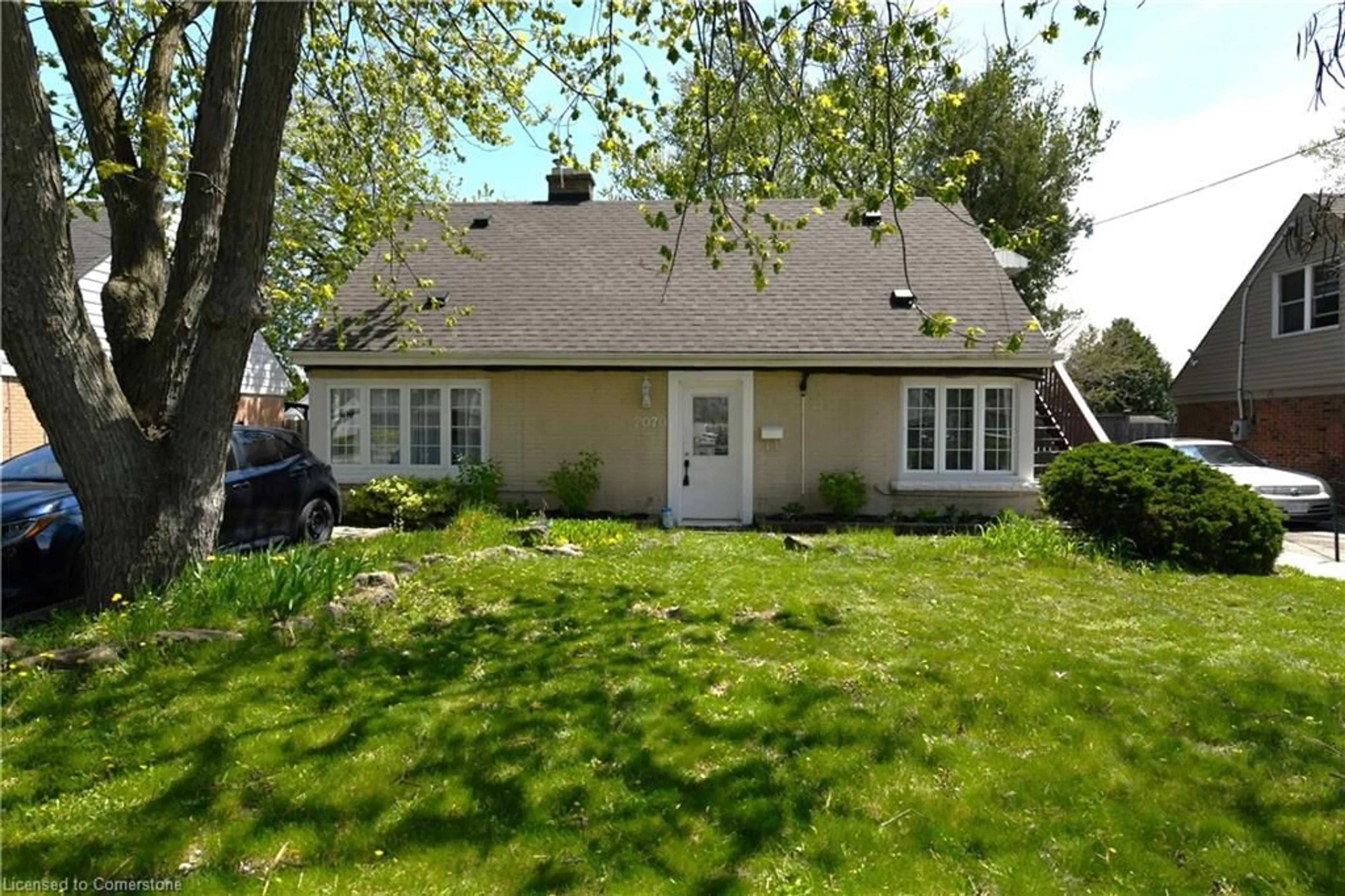 Home with vinyl exterior material, street for 2070 Churchill Ave, Burlington Ontario L7R 3T7