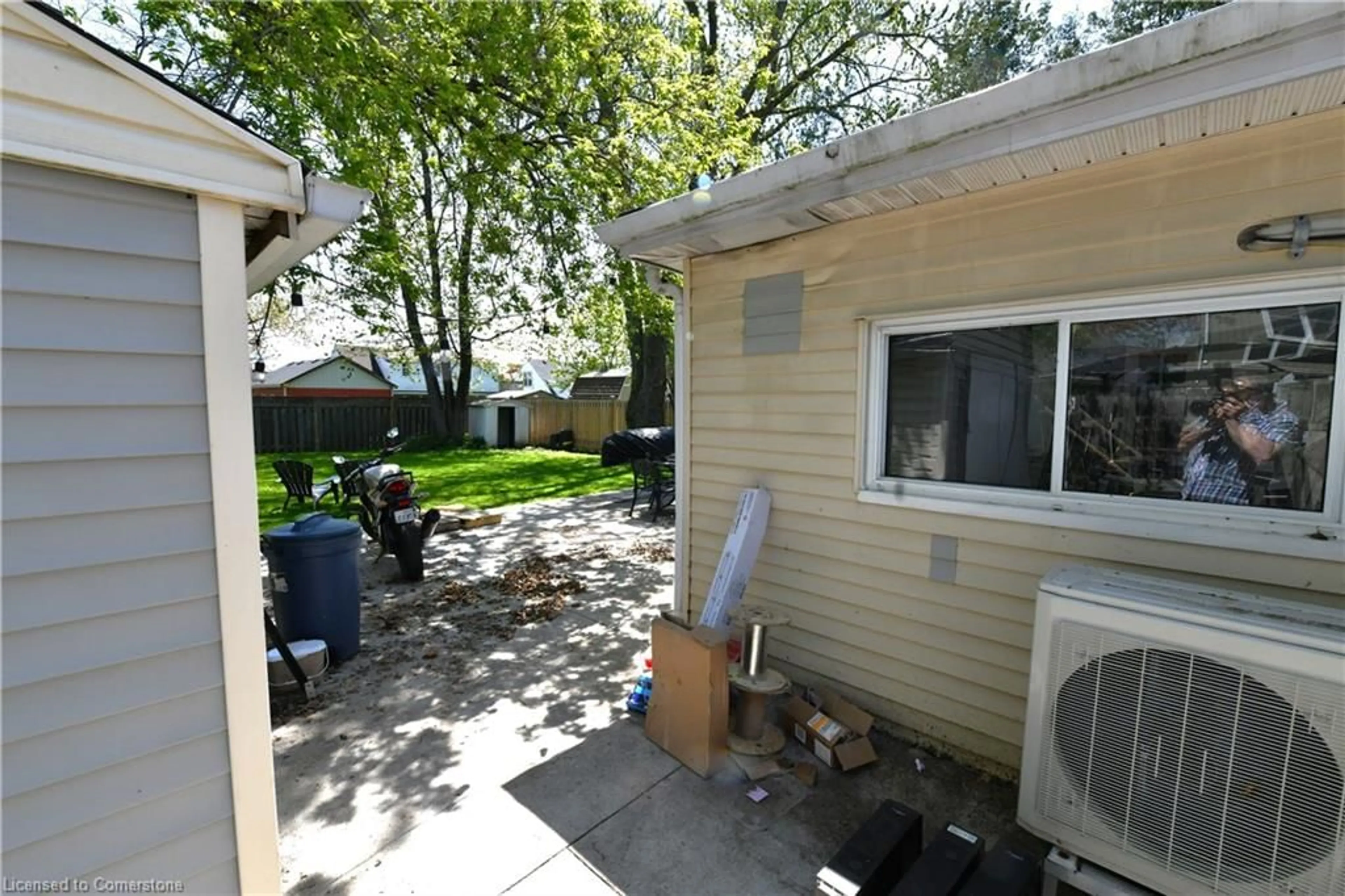 Patio, street for 2070 Churchill Ave, Burlington Ontario L7R 3T7