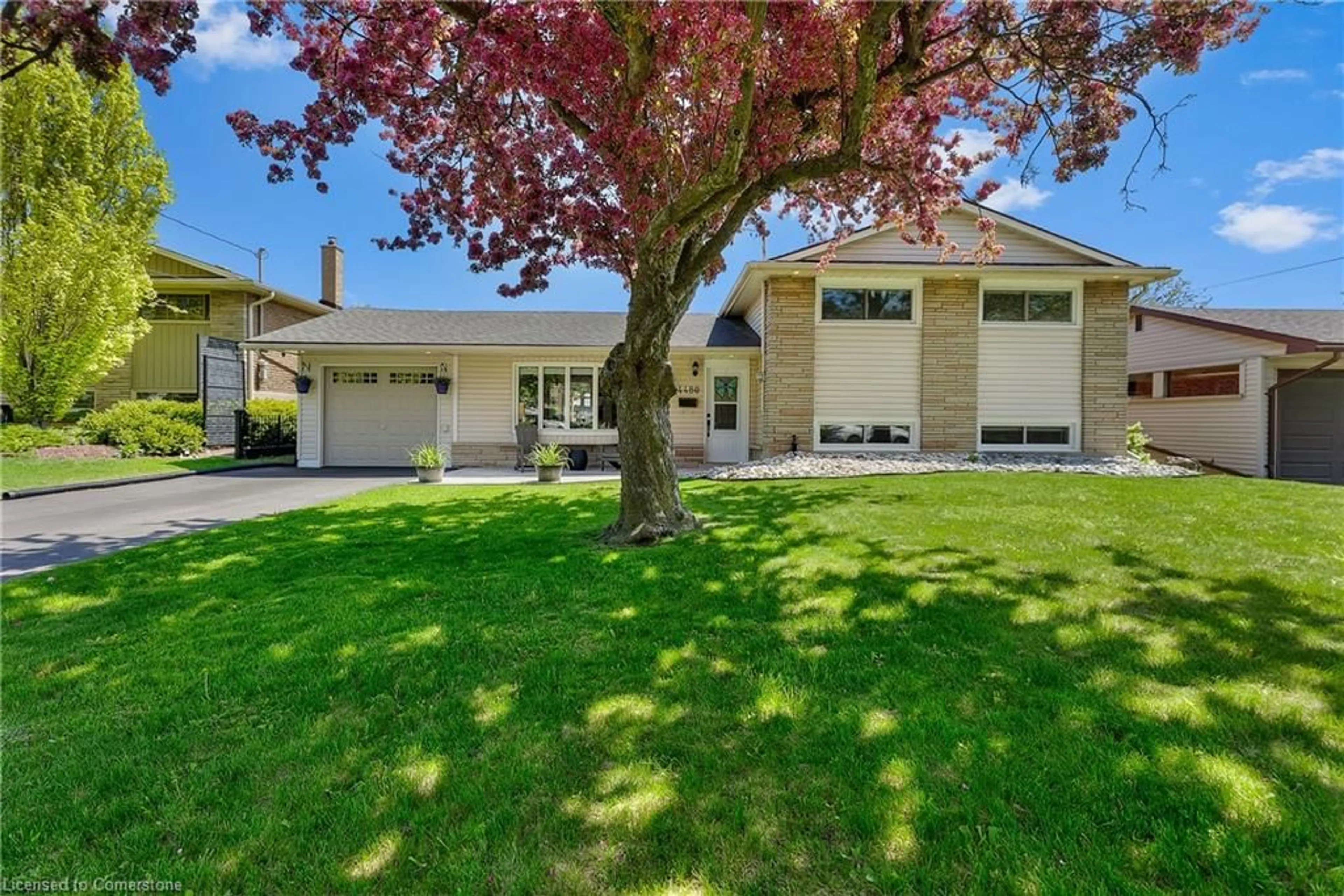 Home with vinyl exterior material, street for 4480 Queensway Garden, Niagara Falls Ontario L2E 6P7