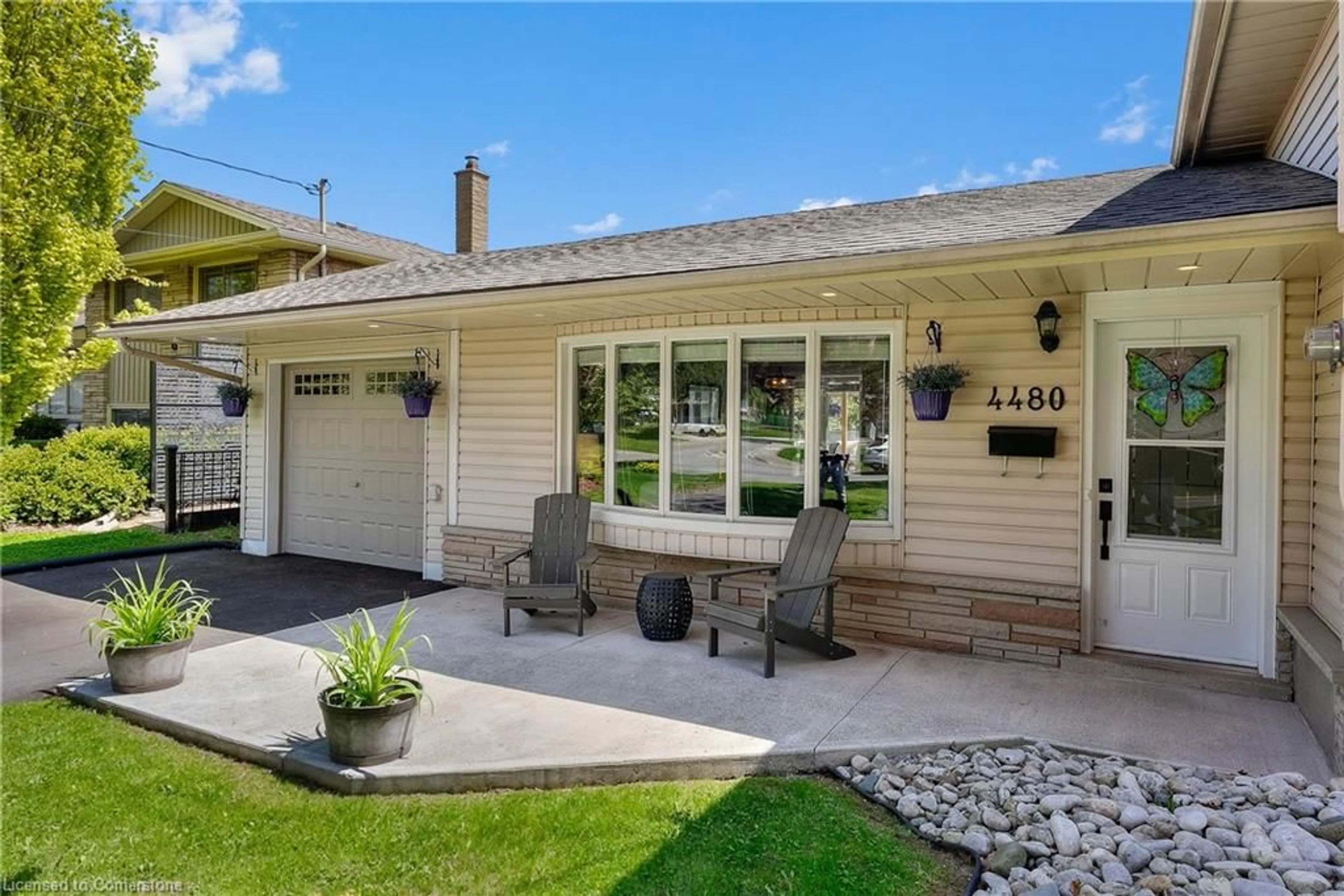Home with vinyl exterior material, street for 4480 Queensway Garden, Niagara Falls Ontario L2E 6P7