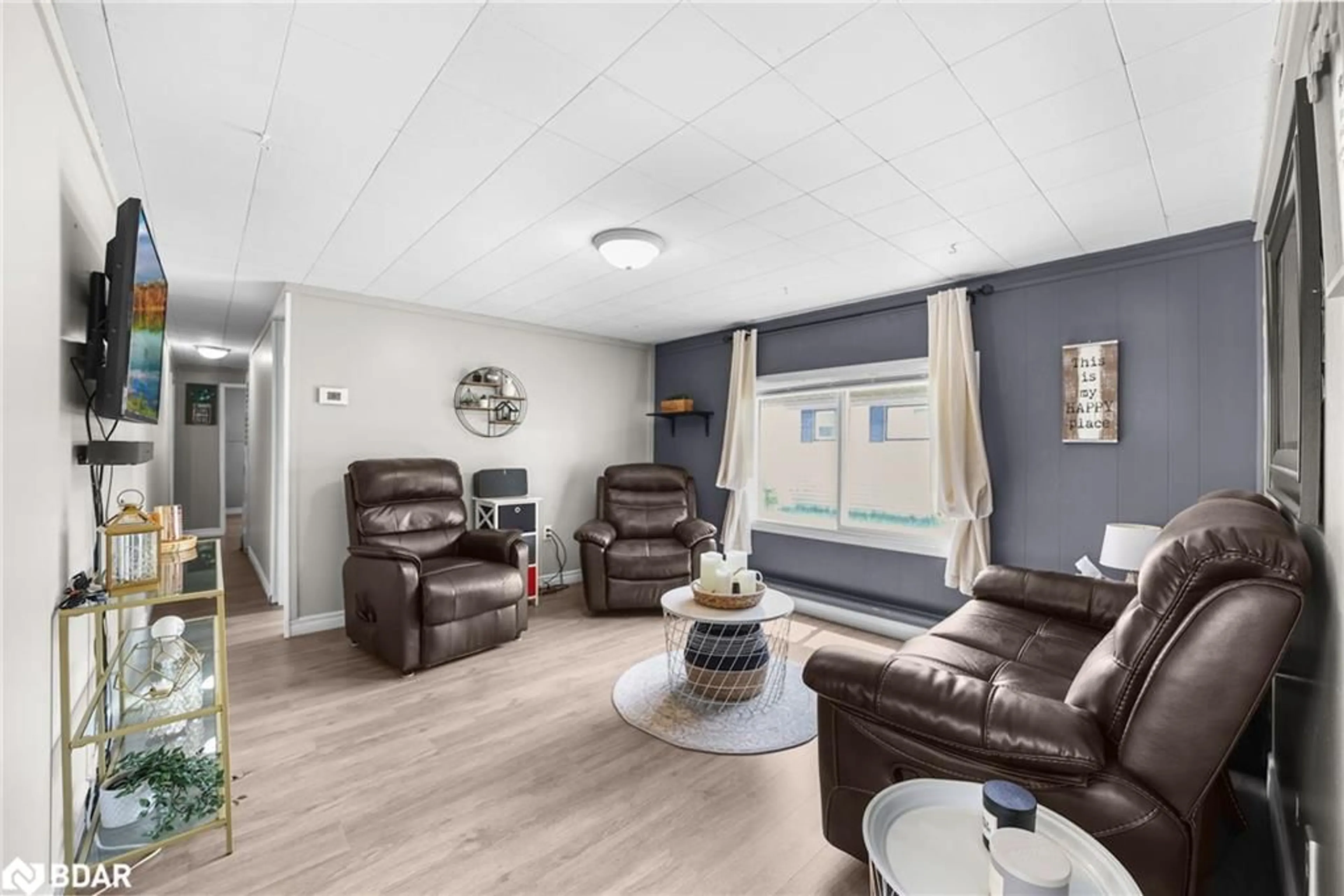 Living room with furniture, unknown for 16 Second St, Angus Ontario L3W 0L4