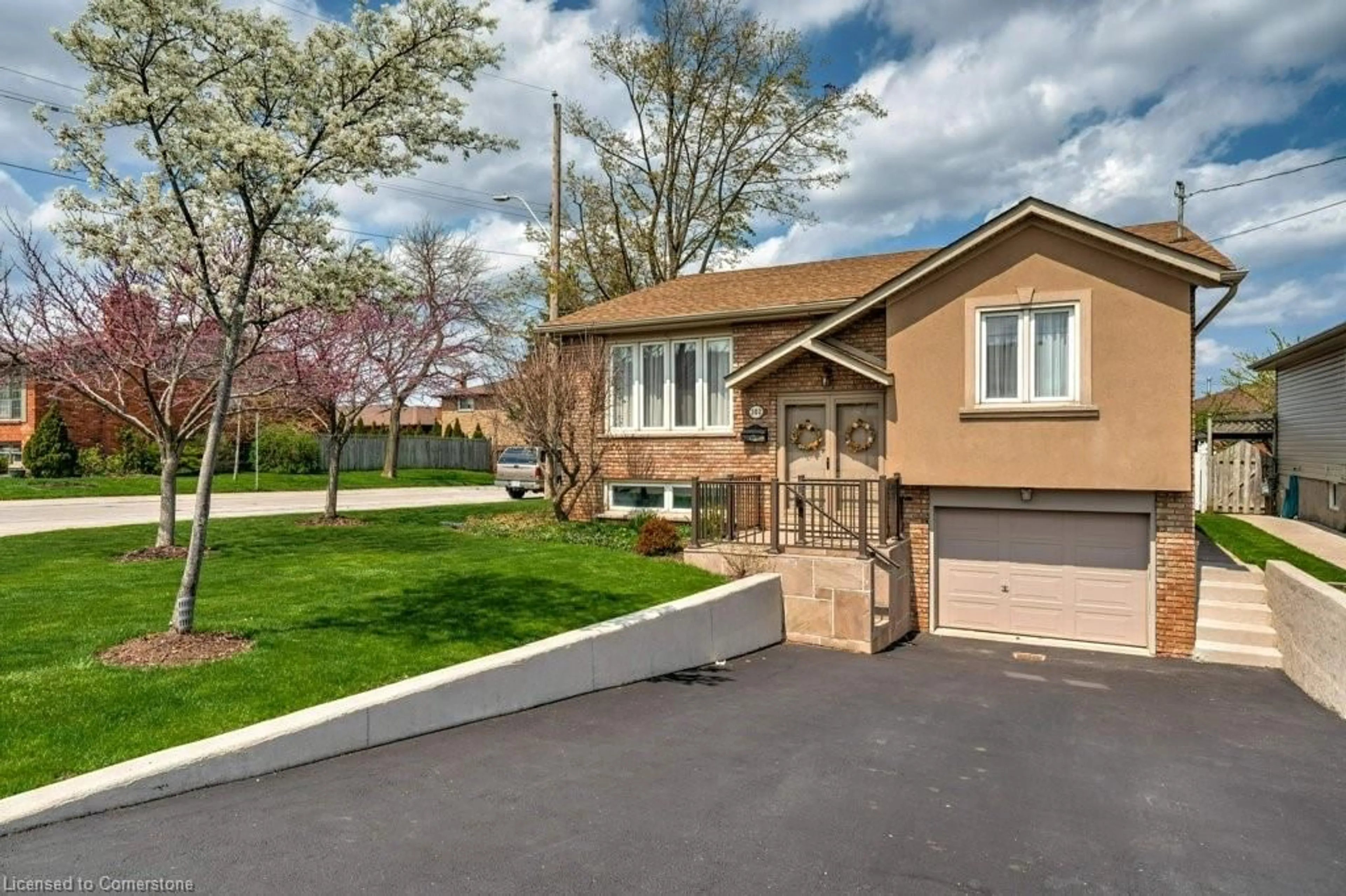 Home with vinyl exterior material, street for 302 Highridge Ave, Hamilton Ontario L8E 3W3