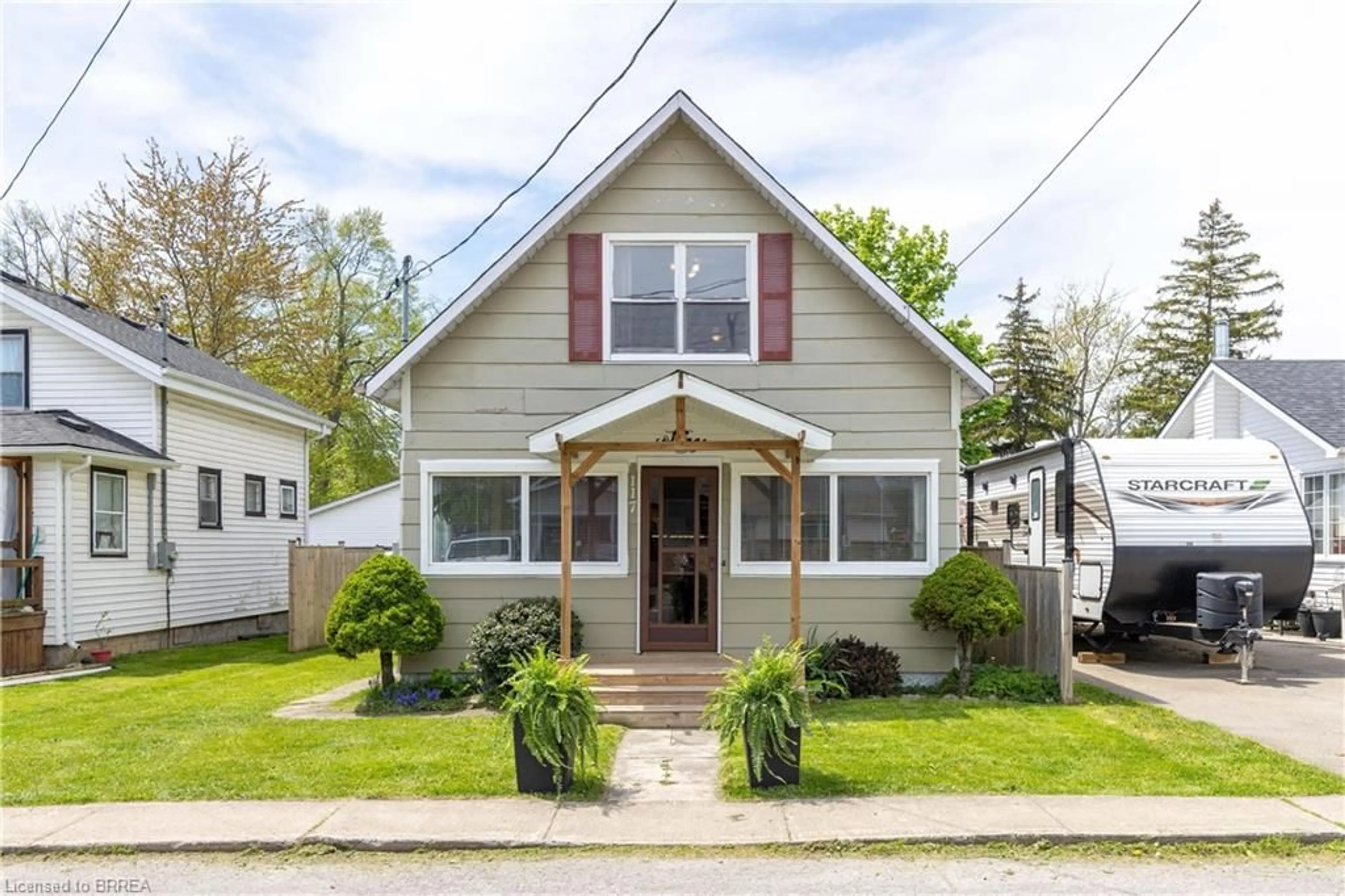 Home with vinyl exterior material, street for 117 Cambridge Rd, Crystal Beach Ontario L0S 1B0