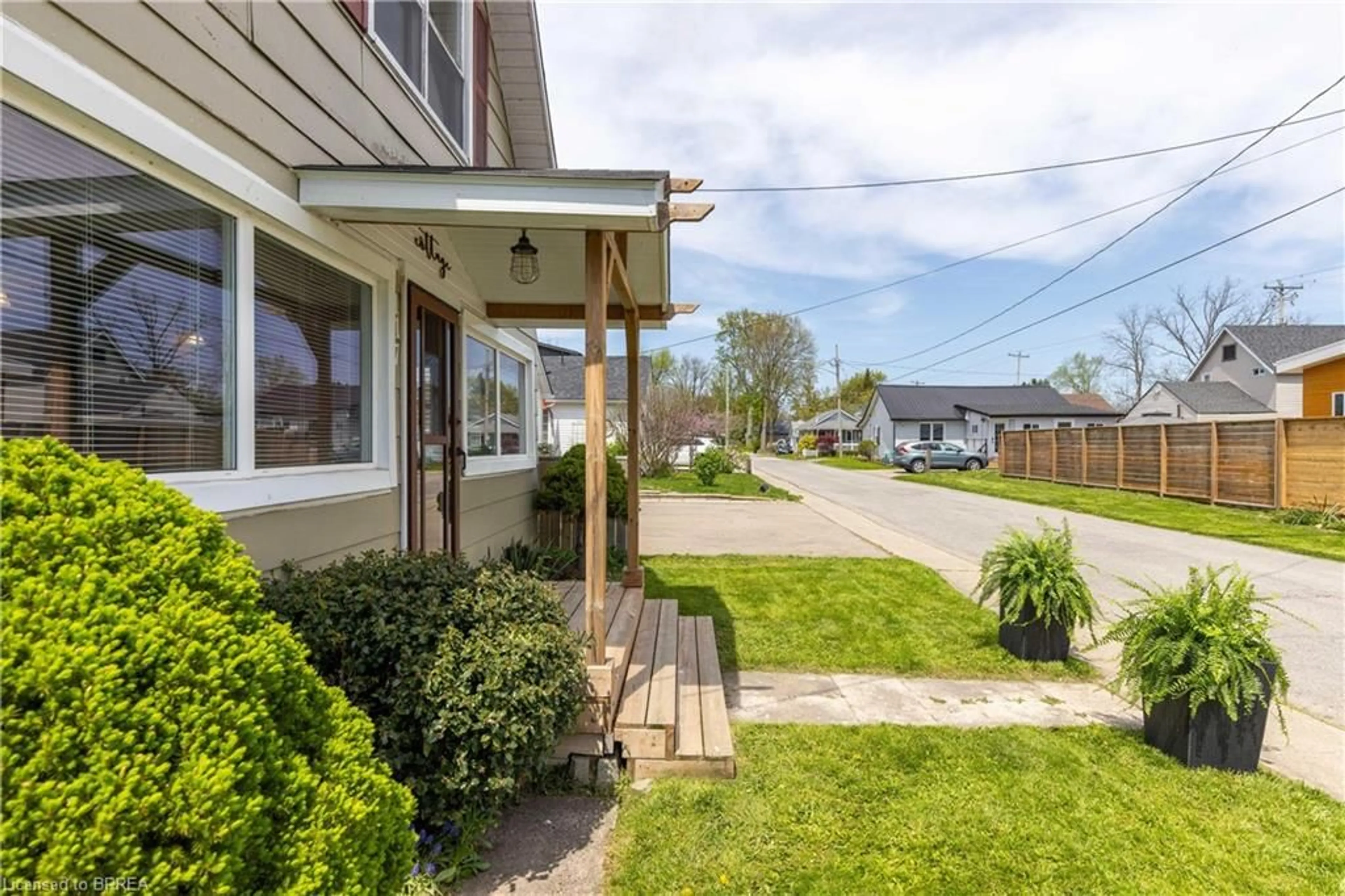 Patio, street for 117 Cambridge Rd, Crystal Beach Ontario L0S 1B0