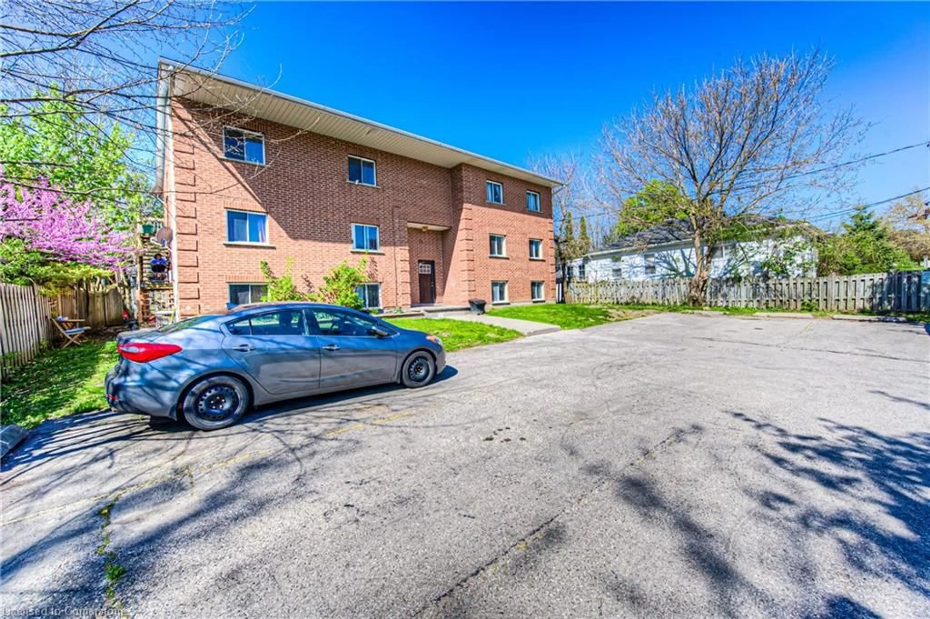 A pic from outside/outdoor area/front of a property/back of a property/a pic from drone, street for 75 South Dr, Kitchener Ontario N2M 4B4