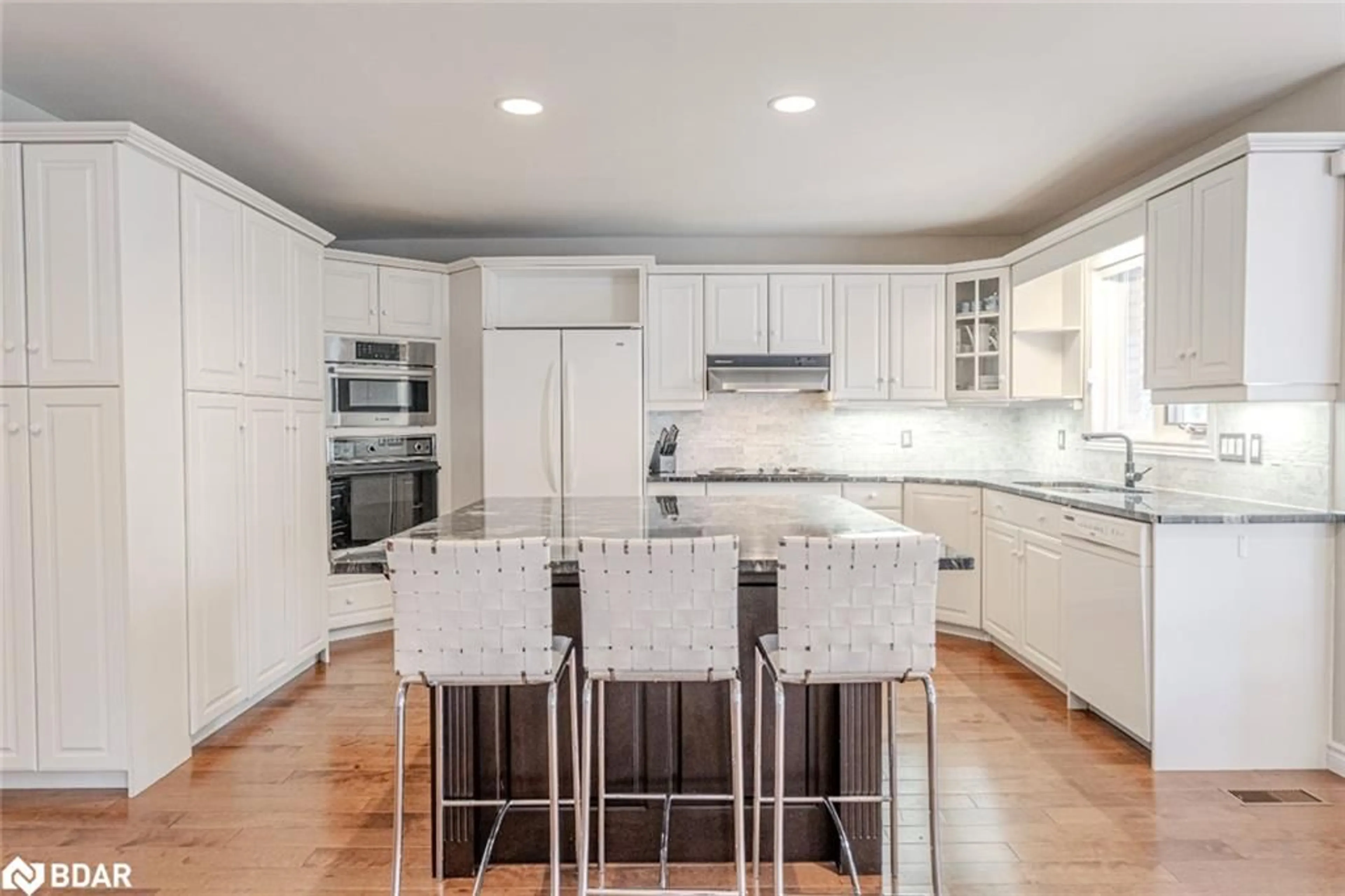 Open concept kitchen, ceramic/tile floor for 24 Willow Bay Dr, Midhurst Ontario L9X 0R2