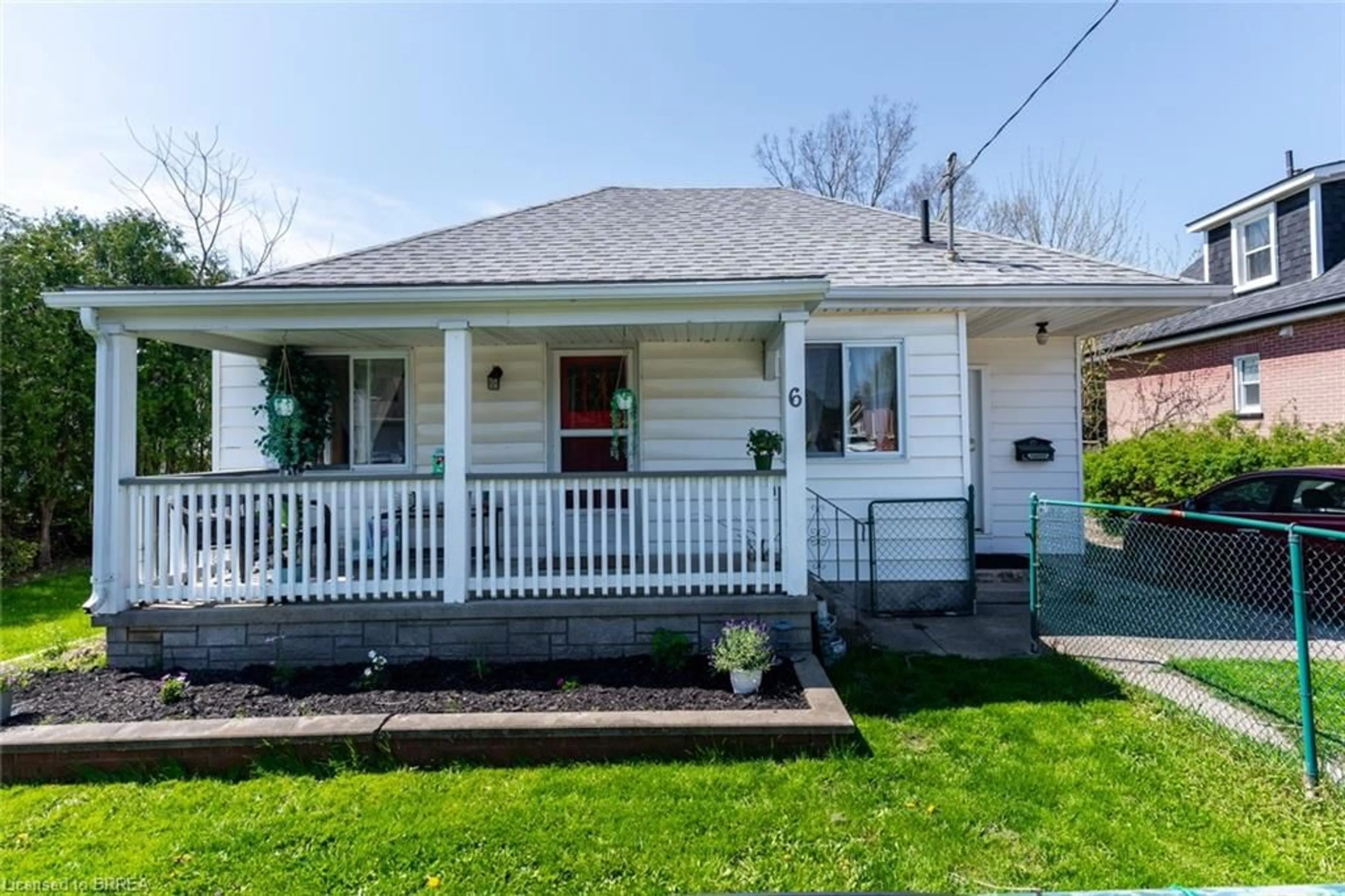 Home with vinyl exterior material, street for 6 Eastbourne St, Brantford Ontario N3R 2A4