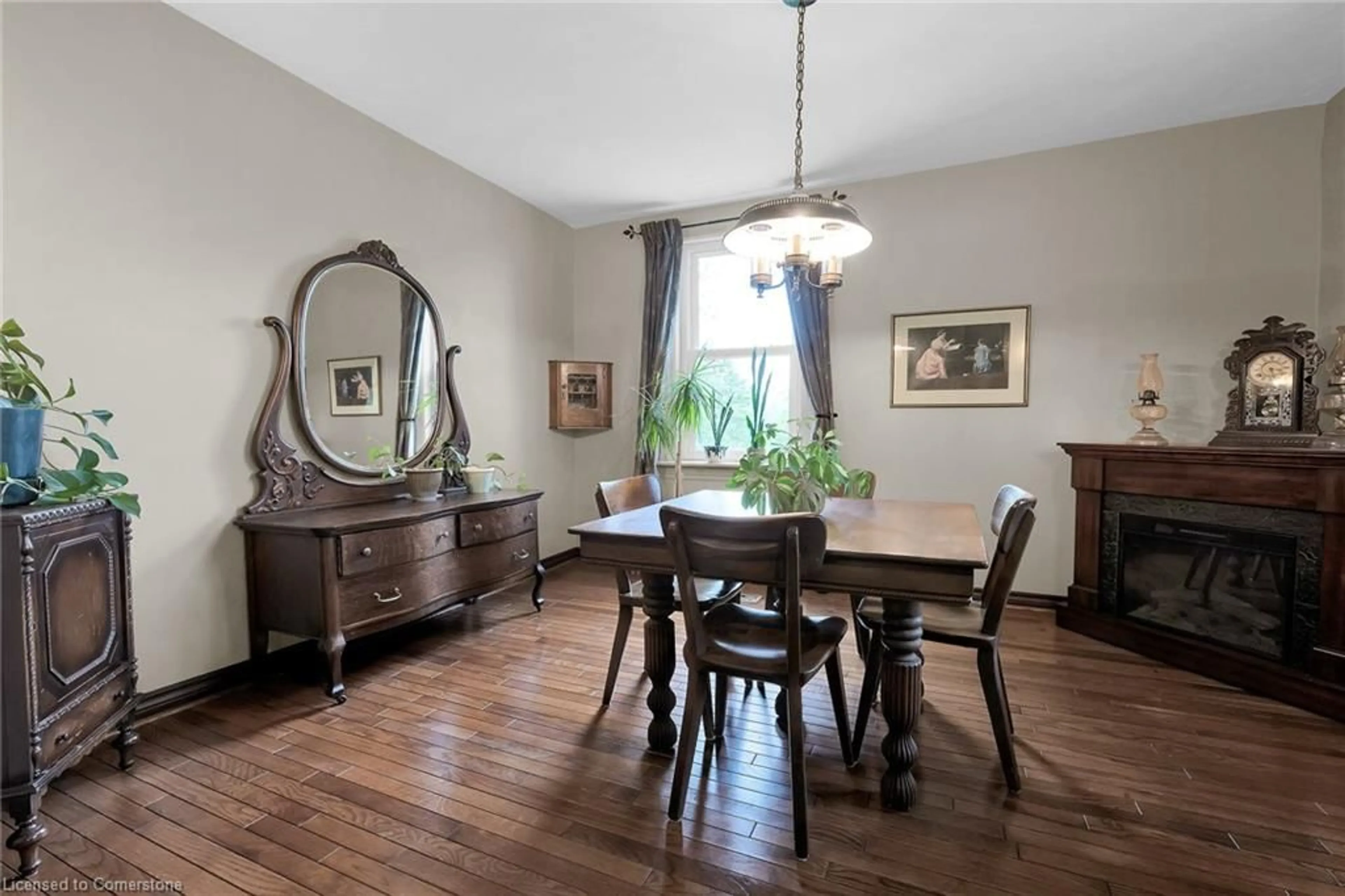 Dining room, wood/laminate floor for 829 Millgrove Side Rd, Flamborough Ontario L0R 1V0