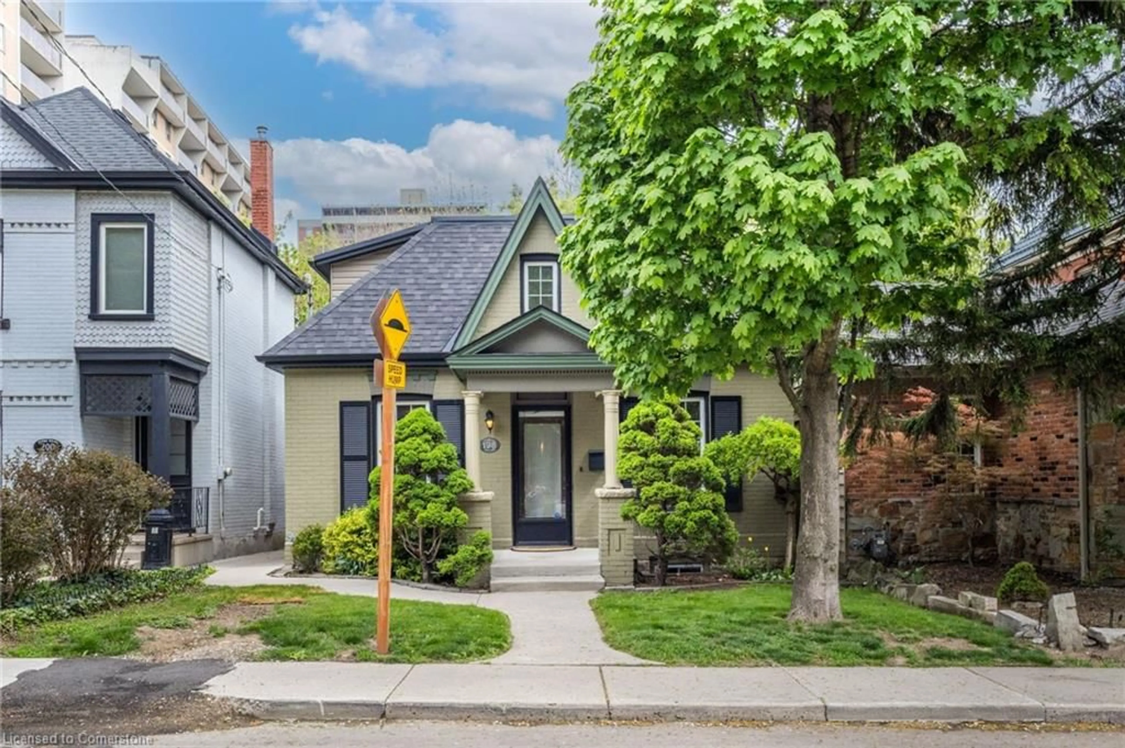 Home with brick exterior material, street for 198 Duke St, Hamilton Ontario L8P 1Y2