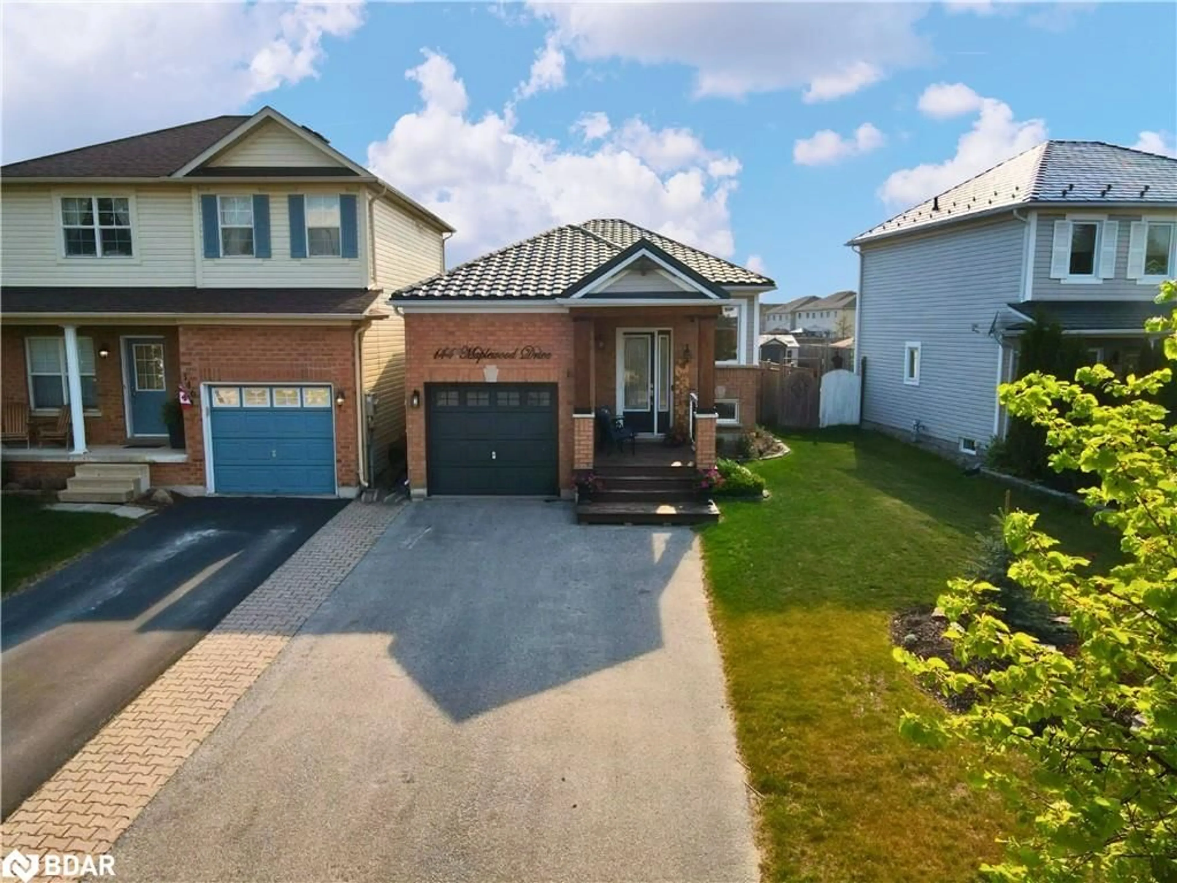 A pic from outside/outdoor area/front of a property/back of a property/a pic from drone, street for 144 Maplewood Dr, Angus Ontario L0M 1B4