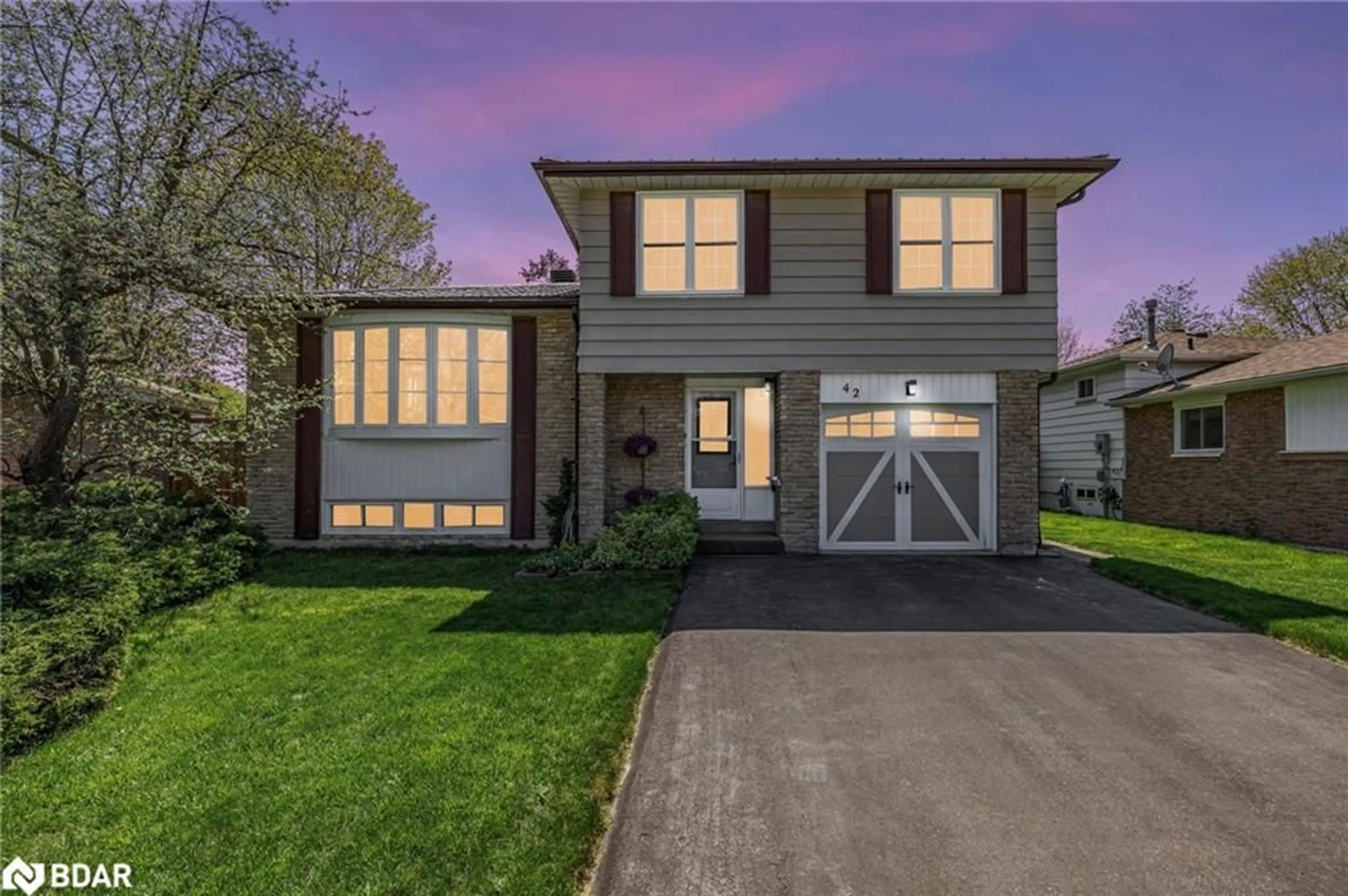 Home with vinyl exterior material, street for 42 Mccague Cres, Alliston Ontario L9R 1A6