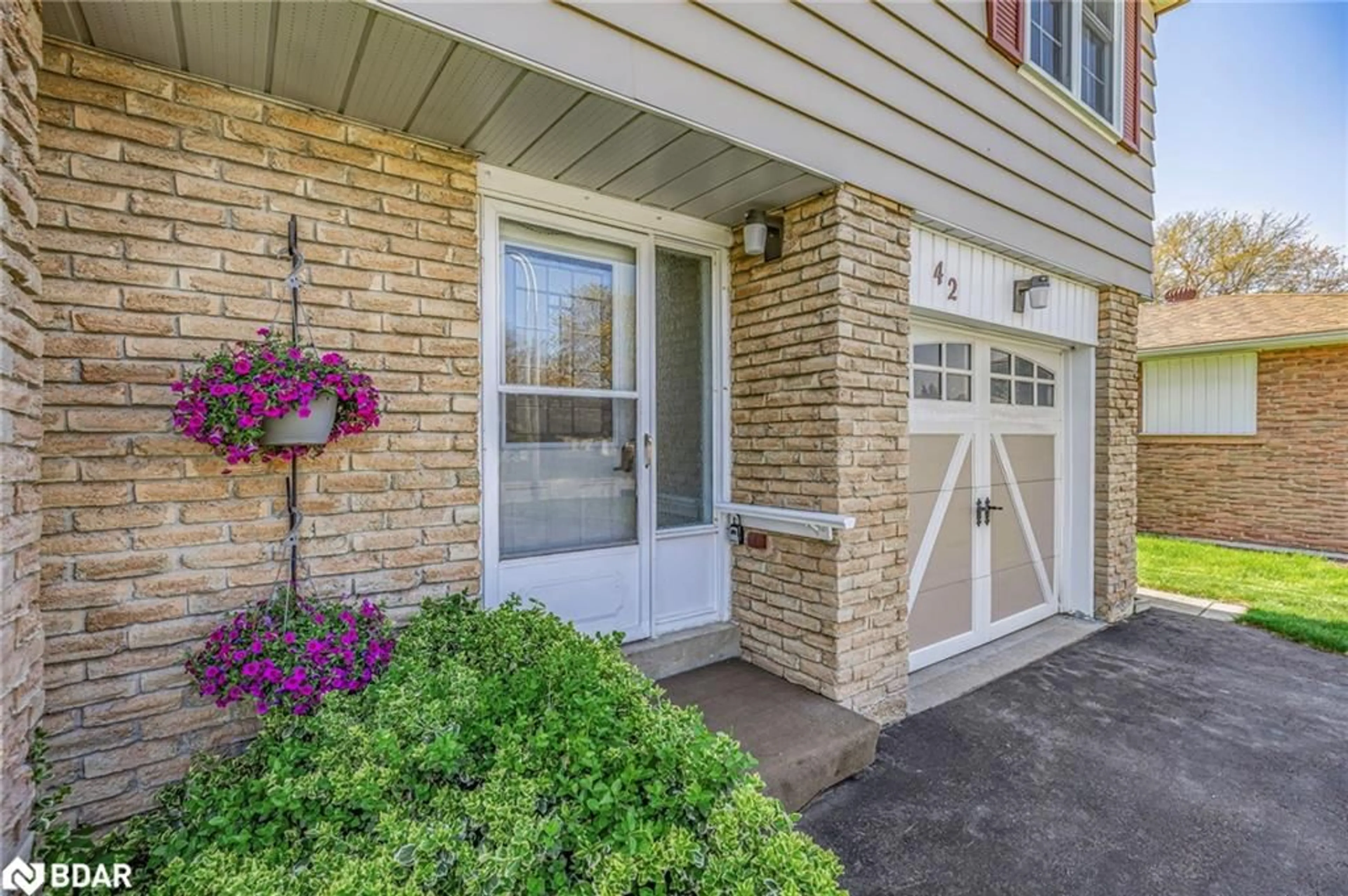 Indoor entryway for 42 Mccague Cres, Alliston Ontario L9R 1A6