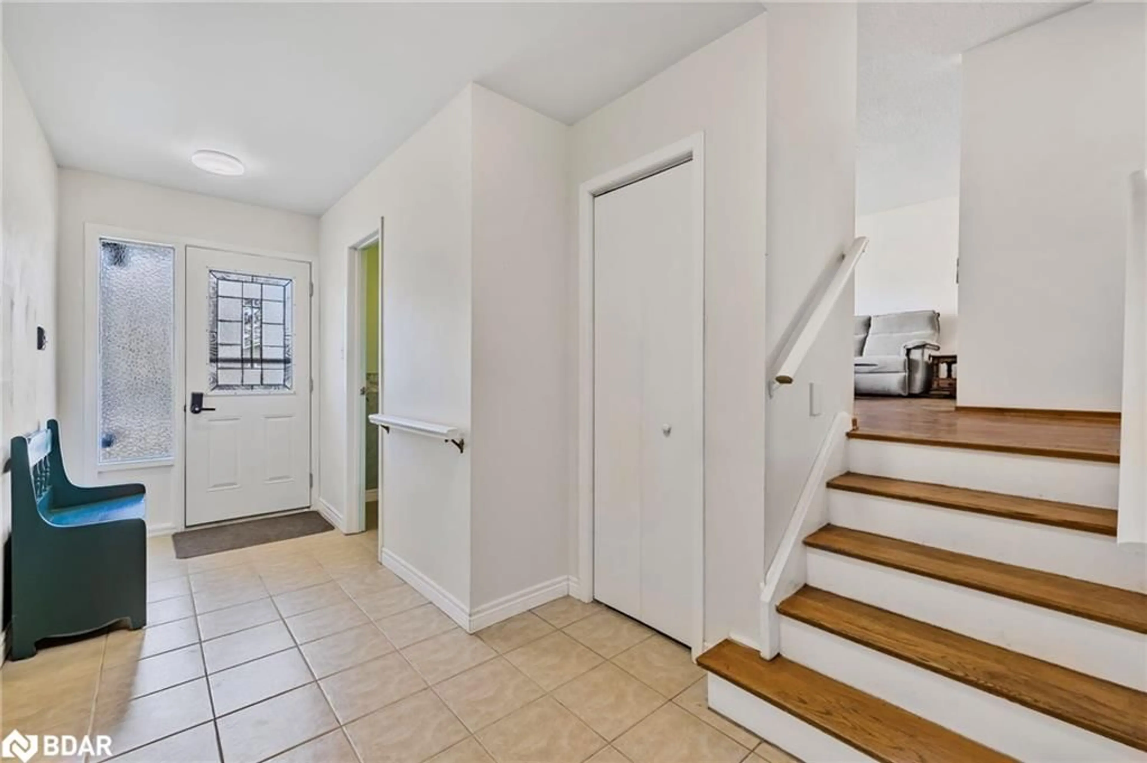 Indoor entryway for 42 Mccague Cres, Alliston Ontario L9R 1A6