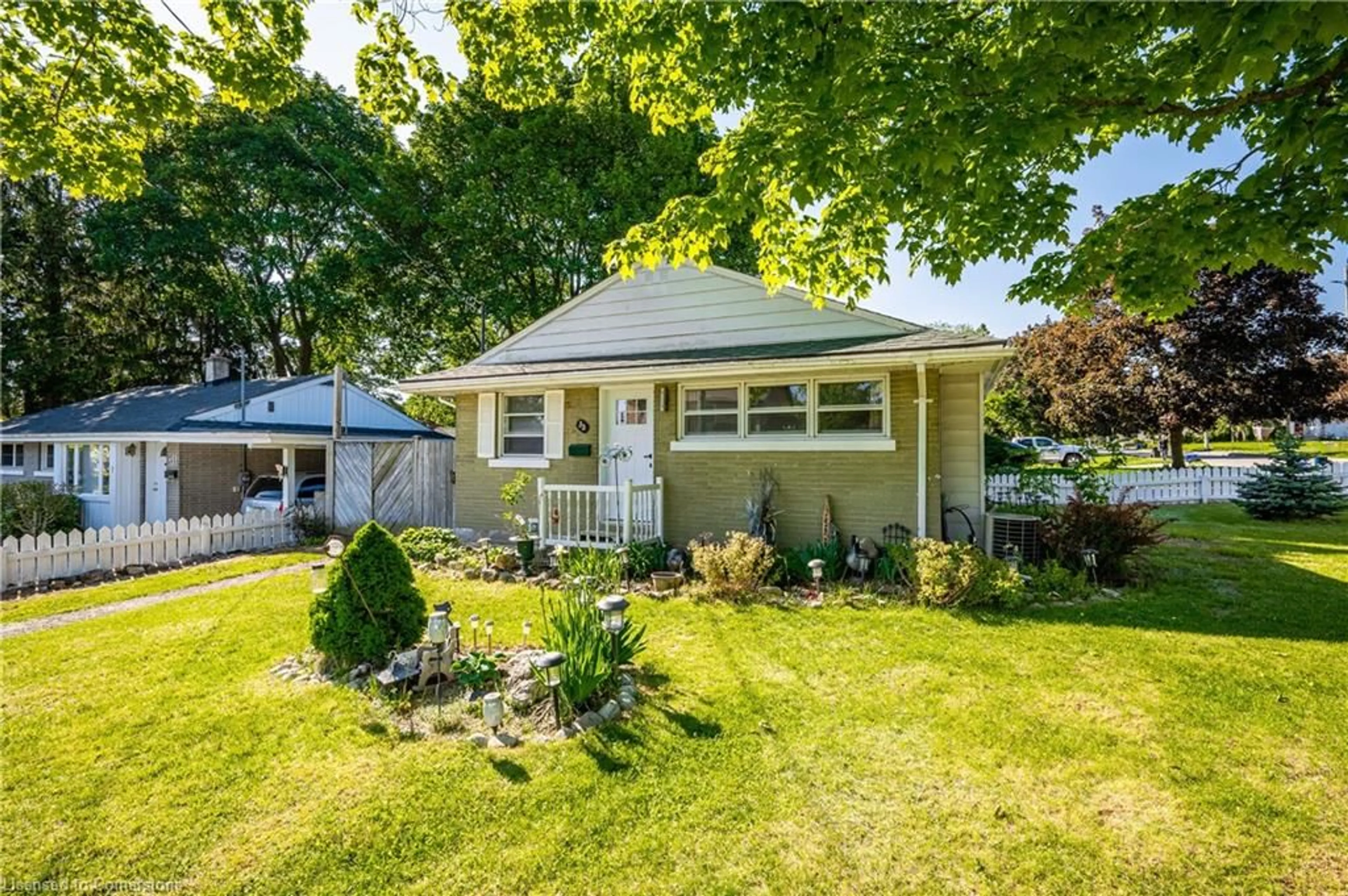 Home with vinyl exterior material, street for 33 Third Ave, Cambridge Ontario N1S 2C5