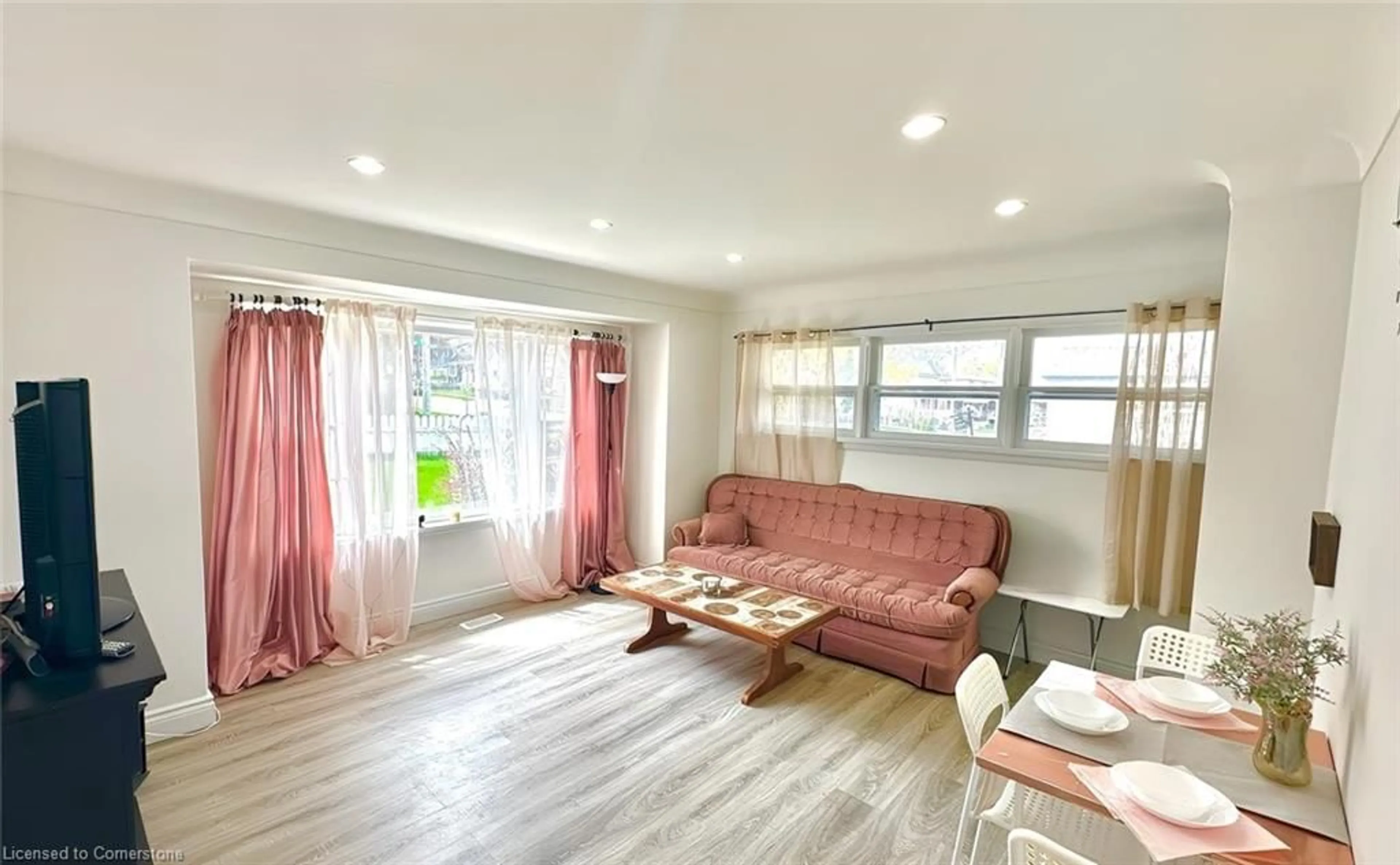 Living room with furniture, wood/laminate floor for 33 Third Ave, Cambridge Ontario N1S 2C5