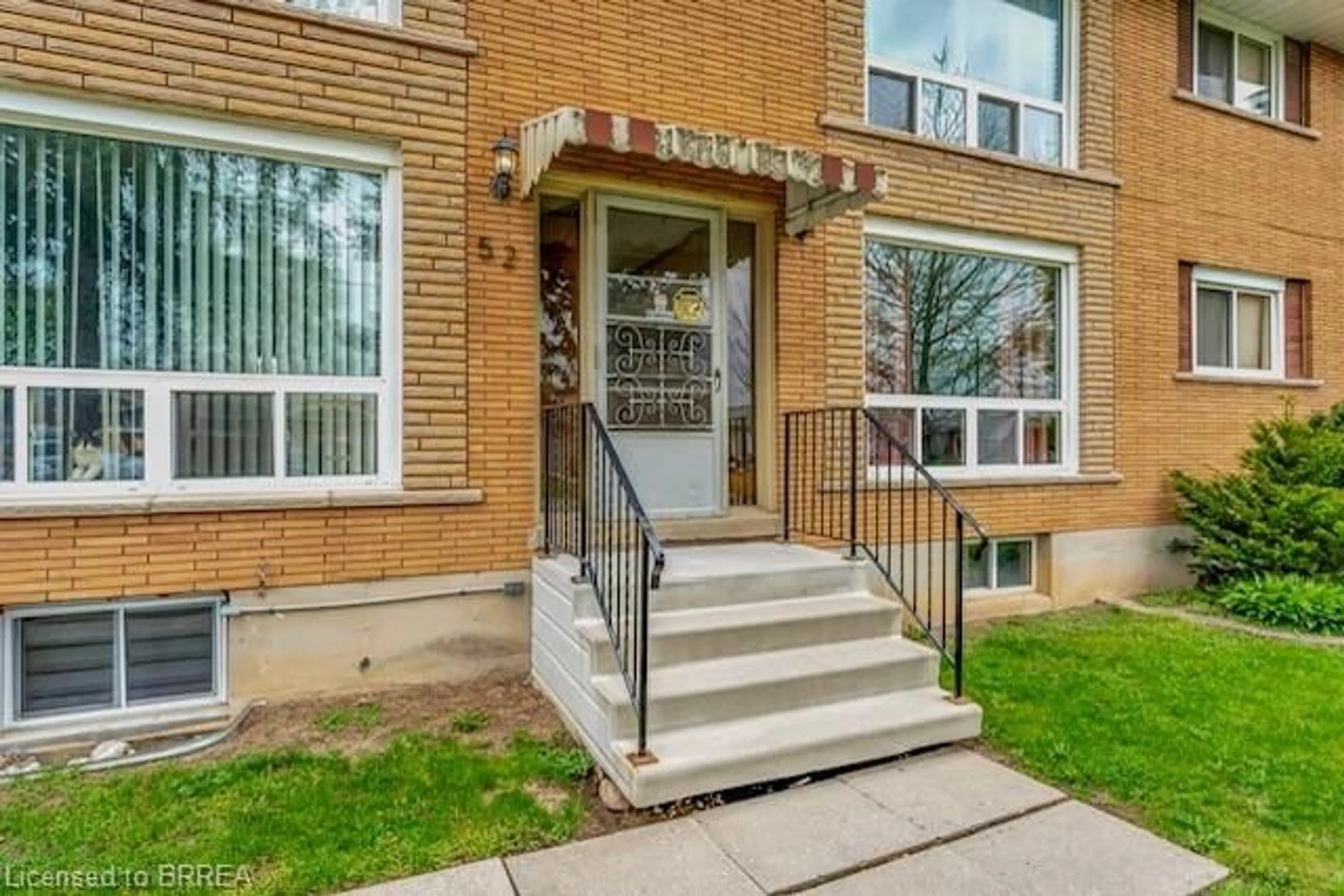 Home with brick exterior material, street for 52 Hampton St, Brantford Ontario N3S 4K8