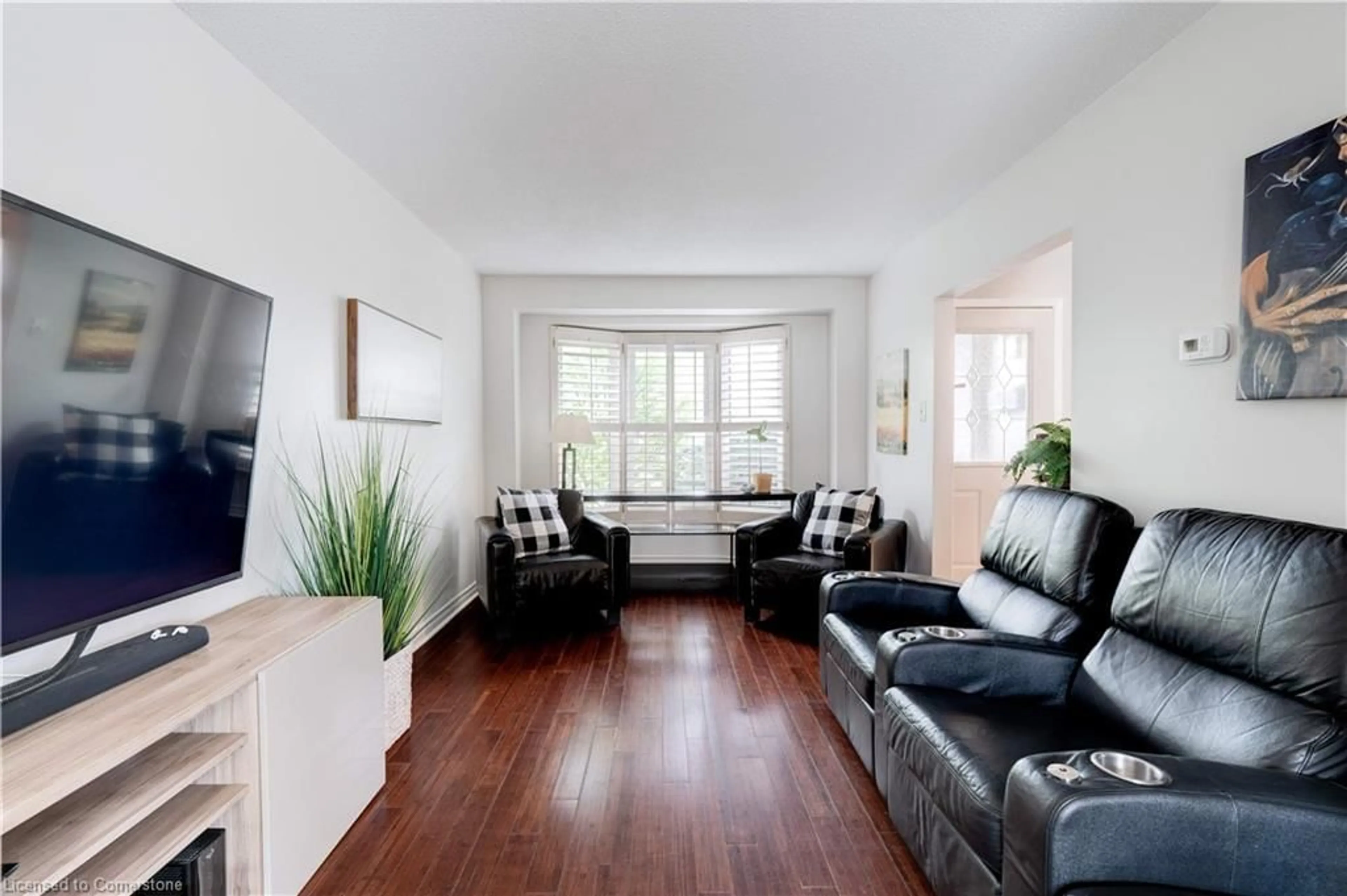 Living room with furniture, unknown for 2408 Paula Crt, Burlington Ontario L7P 4M1
