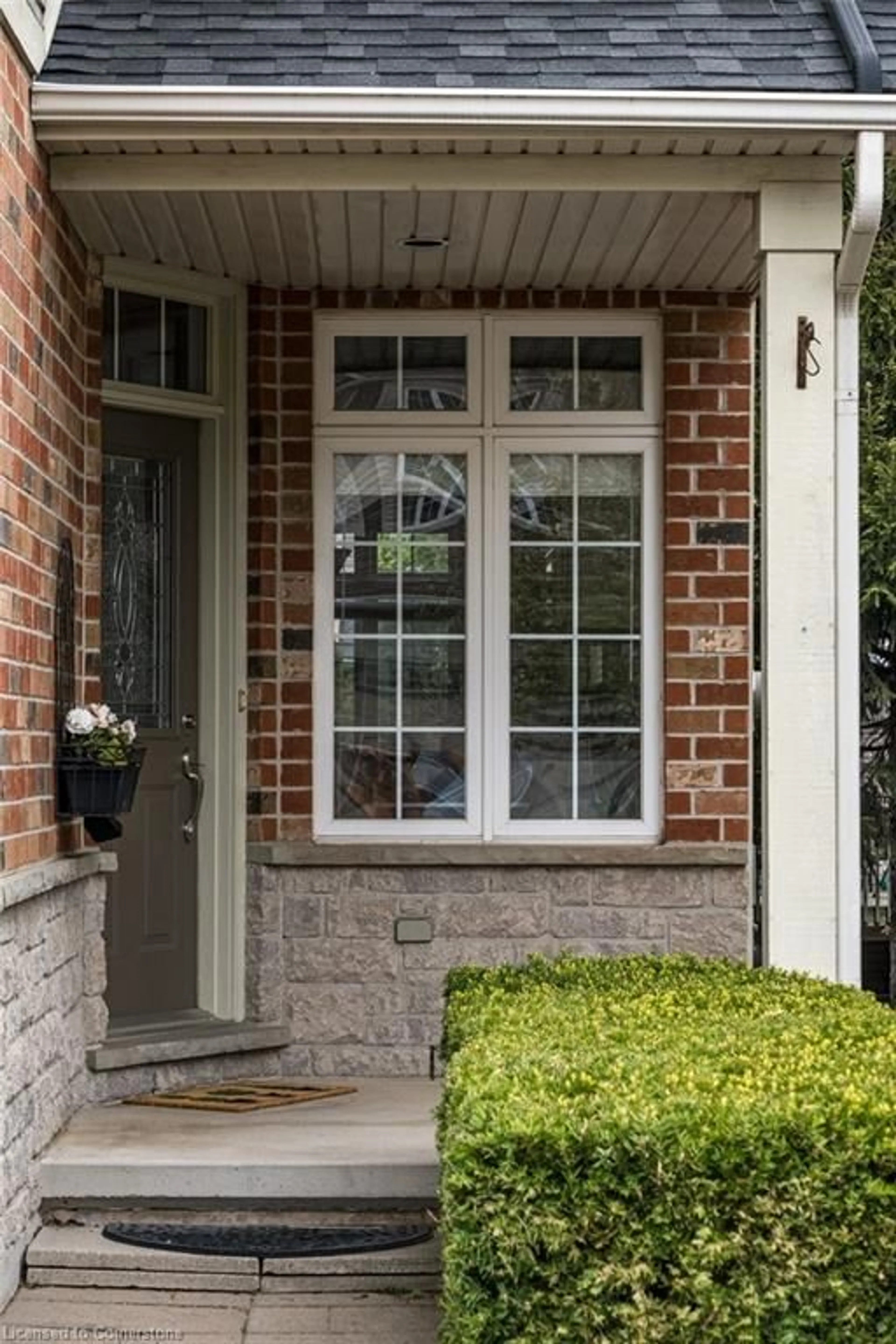 Home with brick exterior material, street for 15 Goldenview Crt, Waterdown Ontario L8B 0L2