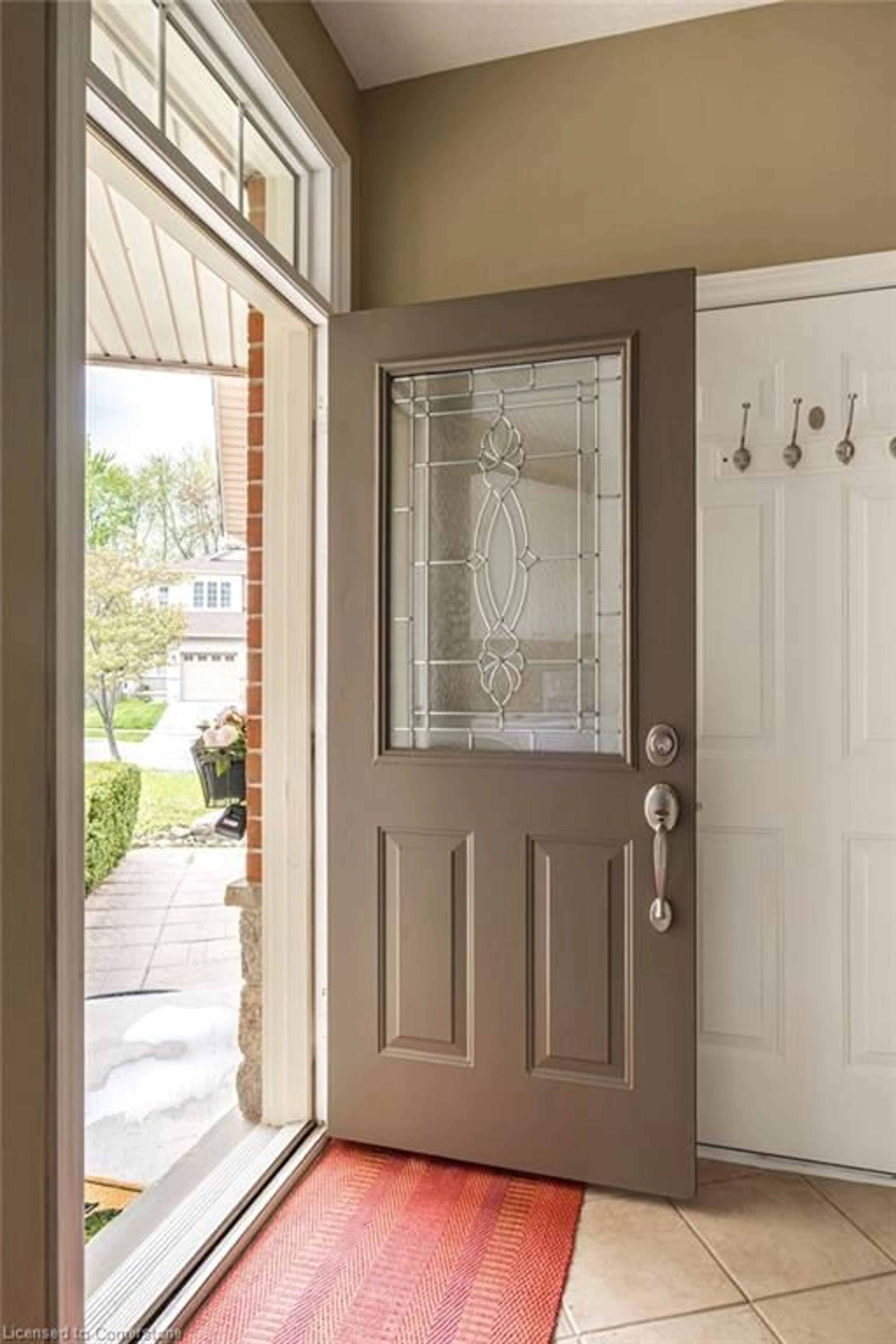Indoor entryway for 15 Goldenview Crt, Waterdown Ontario L8B 0L2