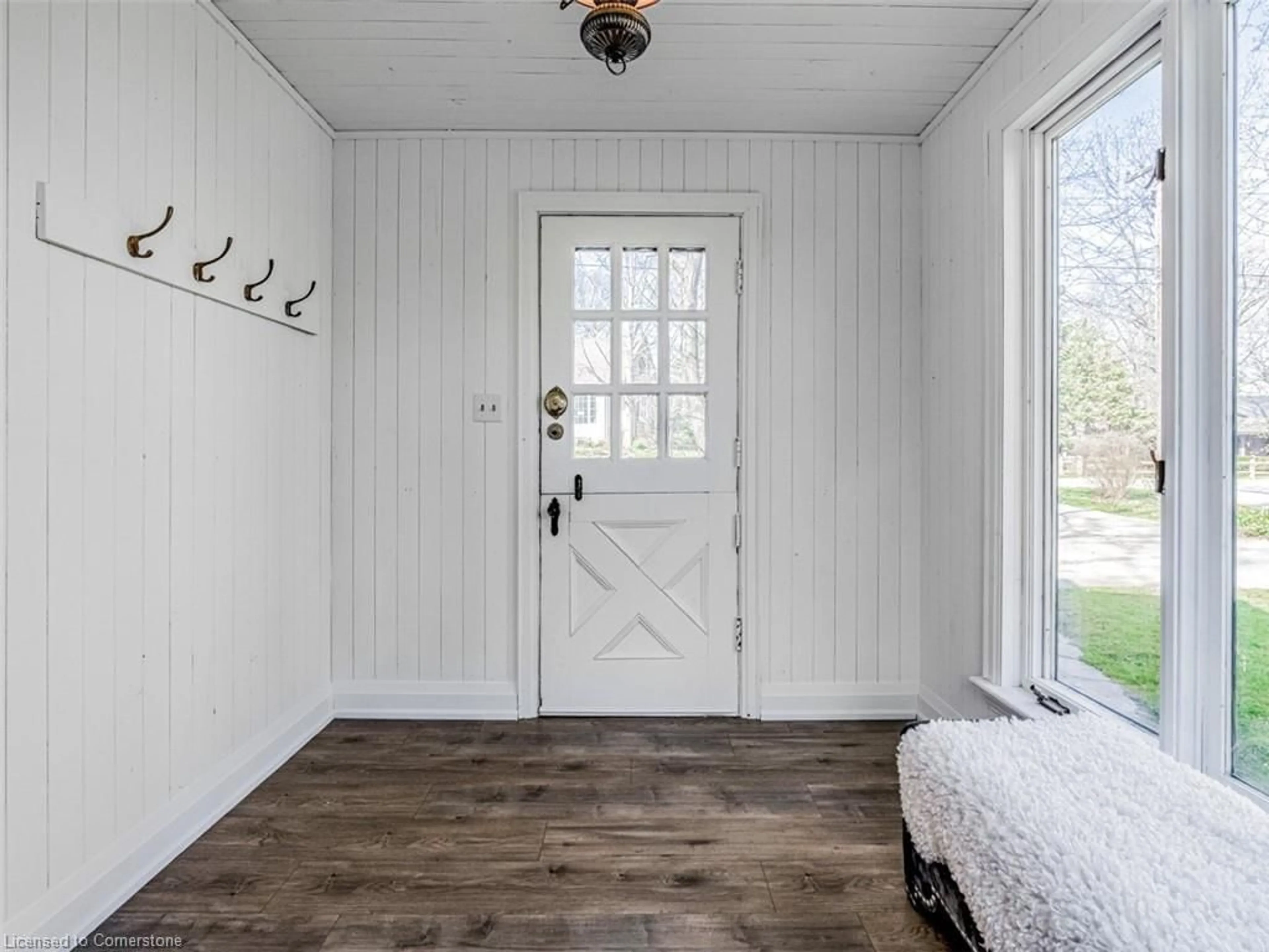 Indoor entryway for 804 Shadeland Ave, Burlington Ontario L7T 2M1
