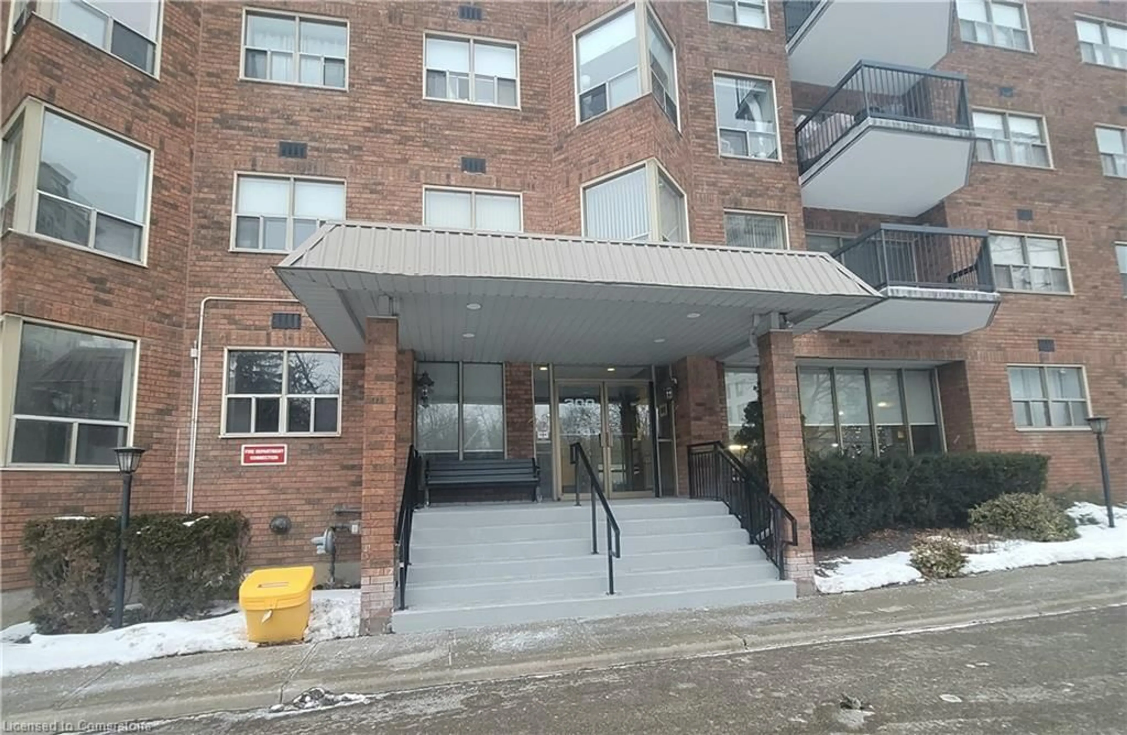 Indoor foyer for 300 Keats Way #401, Waterloo Ontario N2L 6E6