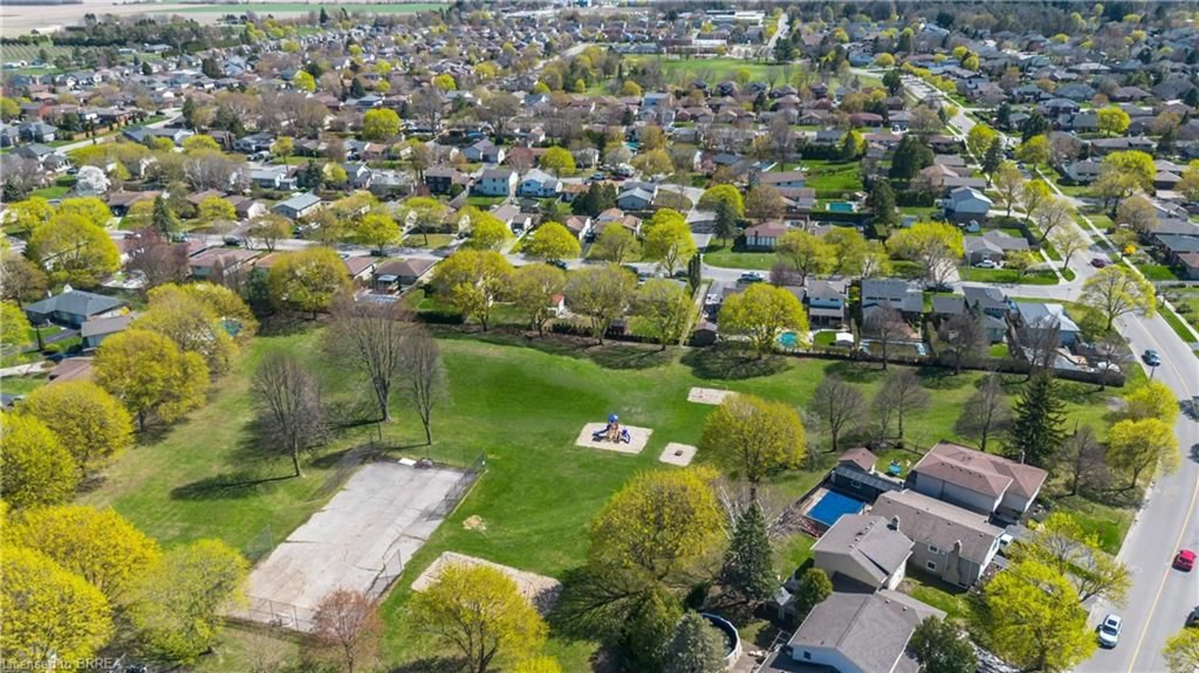 A pic from outside/outdoor area/front of a property/back of a property/a pic from drone, street for 7 Crestlynn Cres, Simcoe Ontario N3Y 4V3