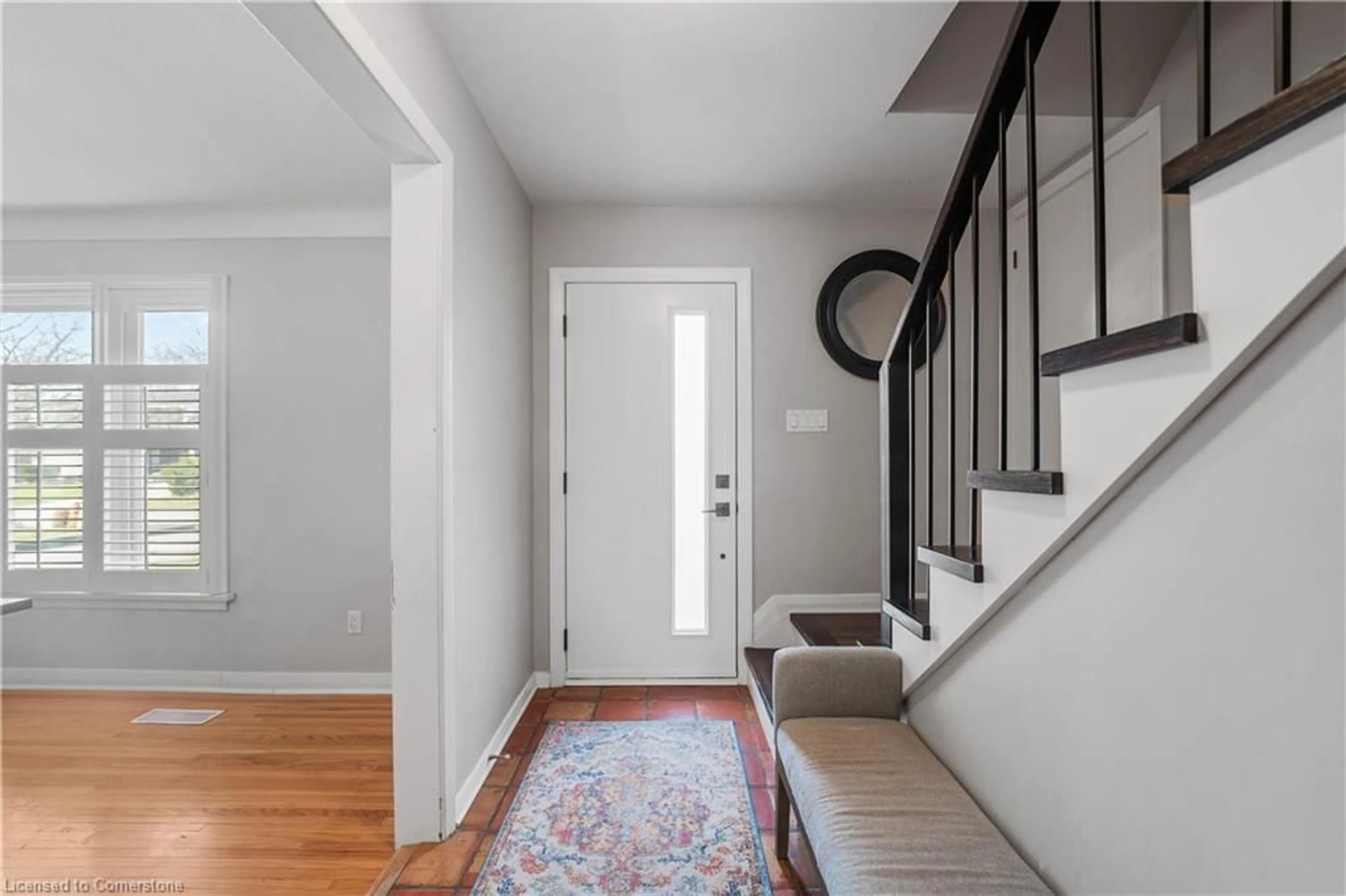 Indoor entryway for 10 Shepherds Cir, St. Catharines Ontario L2T 2C9