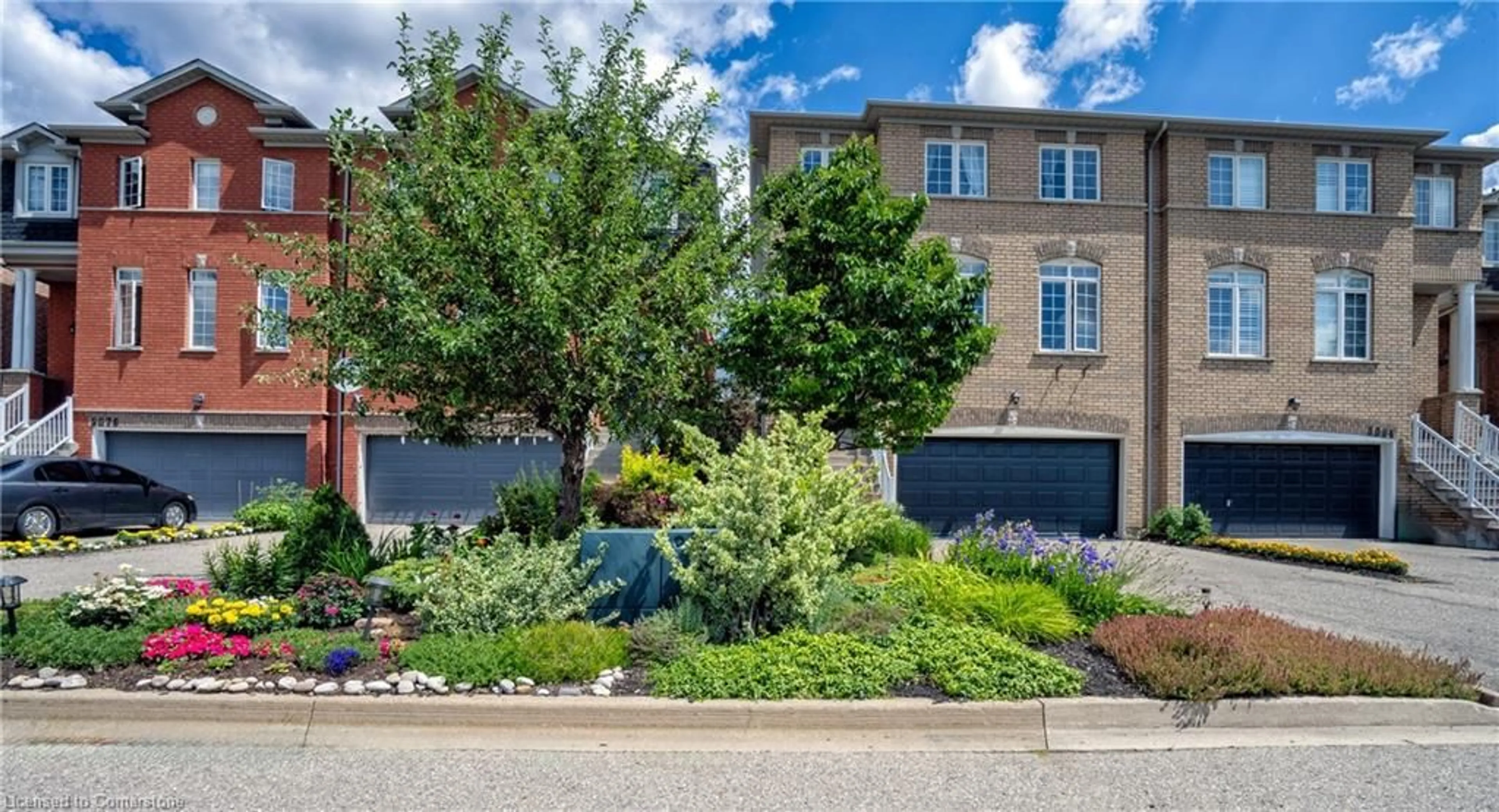 A pic from outside/outdoor area/front of a property/back of a property/a pic from drone, street for 5082 Parkplace Cir, Peel Ontario L5V 2M1