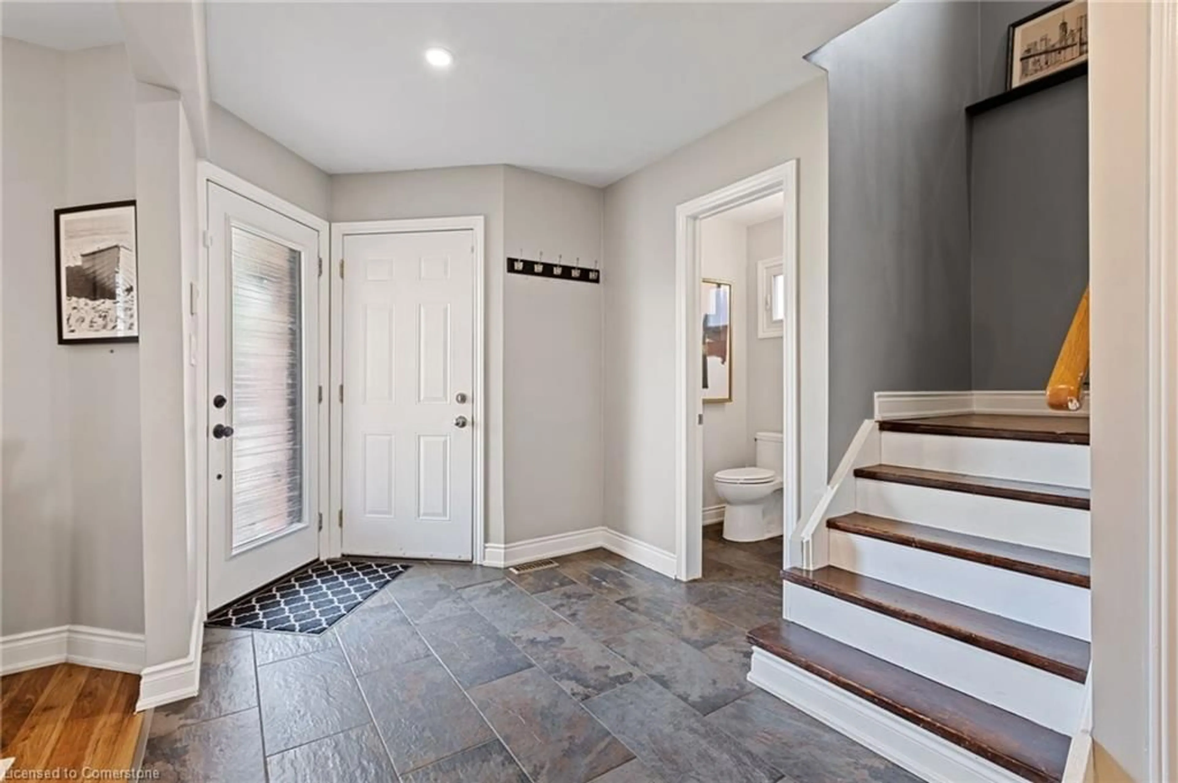 Indoor entryway for 3141 Sandcliffe Crt, Burlington Ontario L7M 3H1