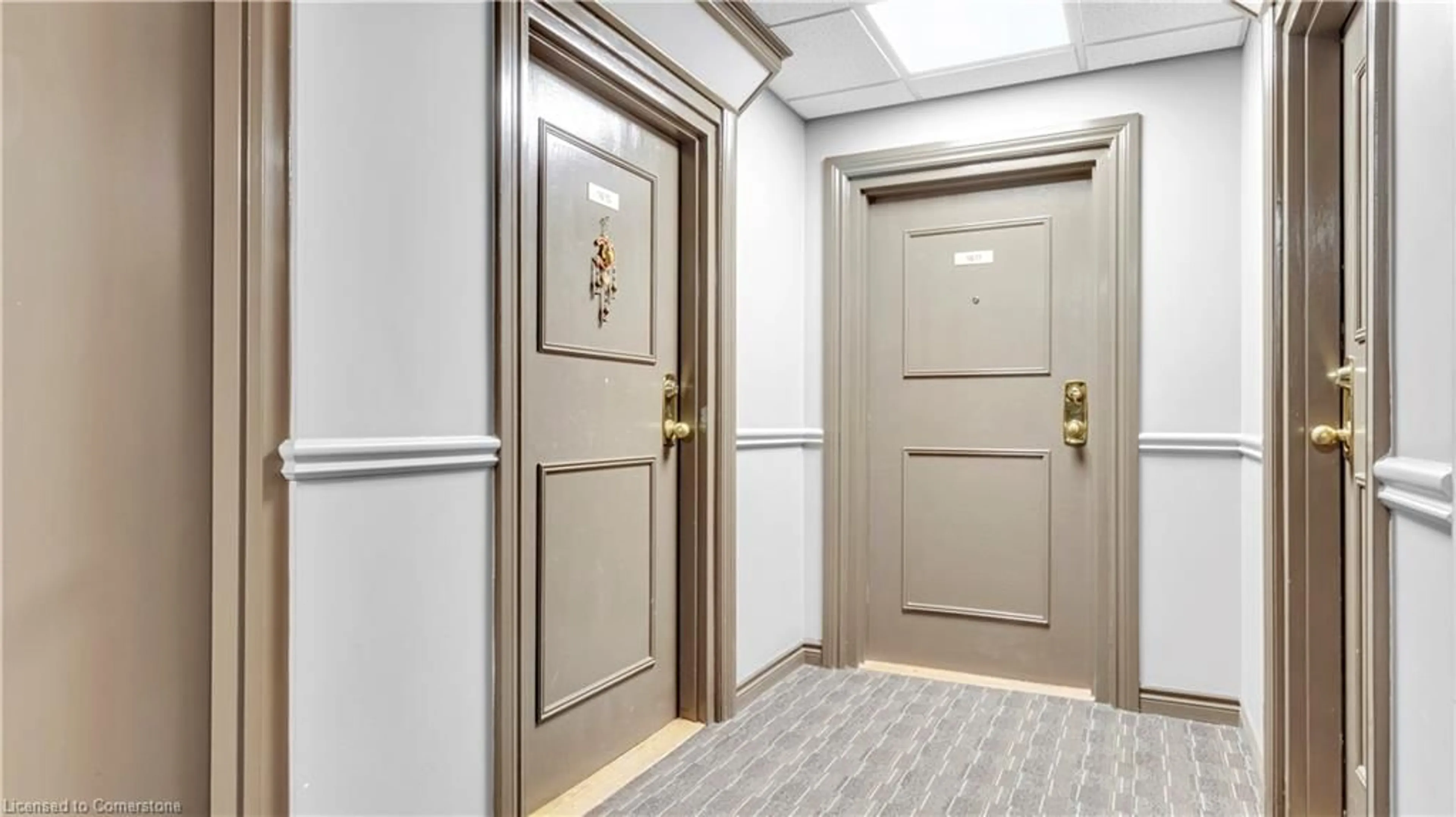 Indoor foyer for 35 Green Valley Dr #1610, Kitchener Ontario N2P 2A5