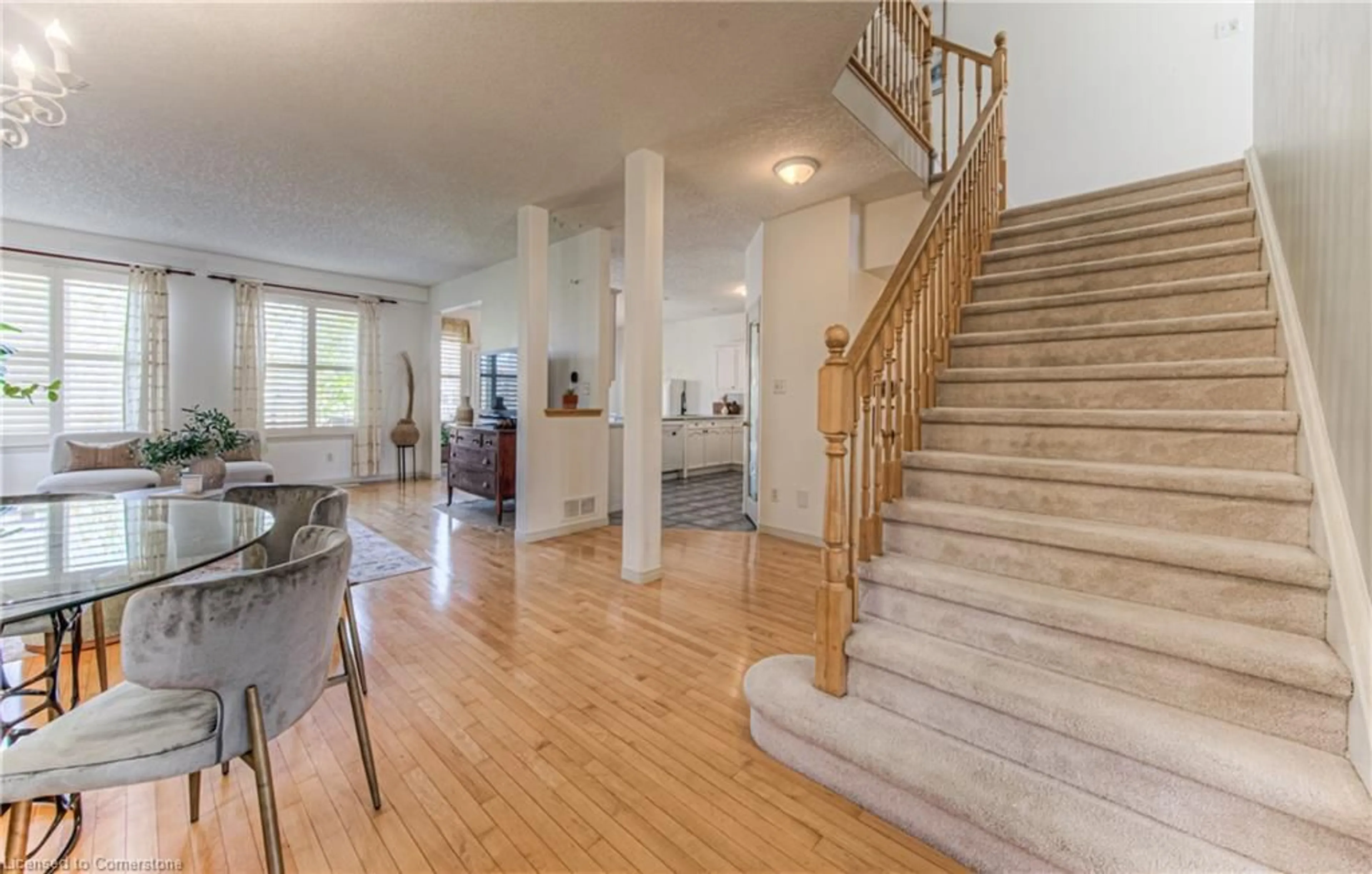 Indoor foyer for 584 New Bedford Dr, Waterloo Ontario N2K 4H5