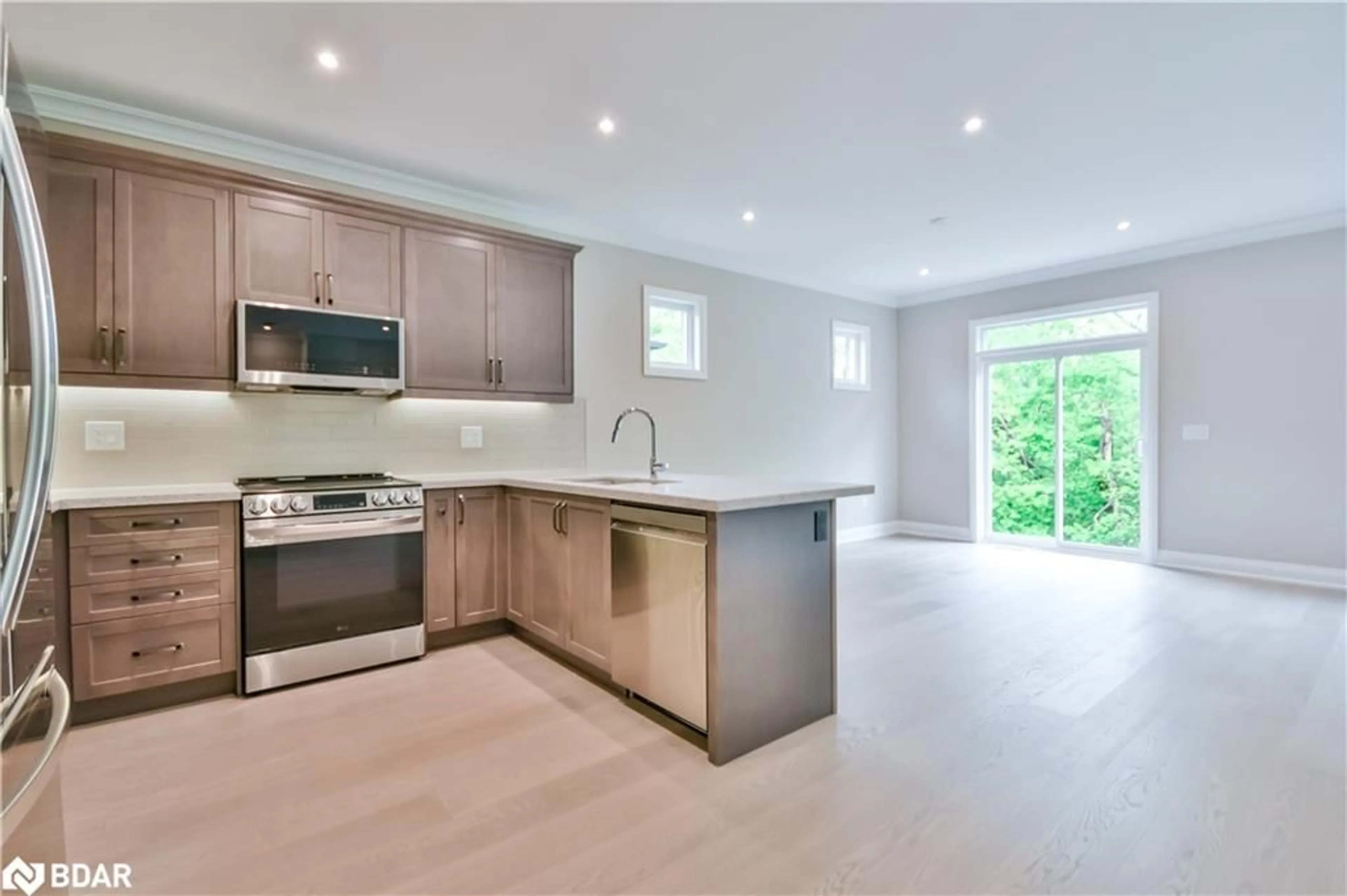 Open concept kitchen, unknown for 433 Russ Howard Dr, Midland Ontario L4R 0A6