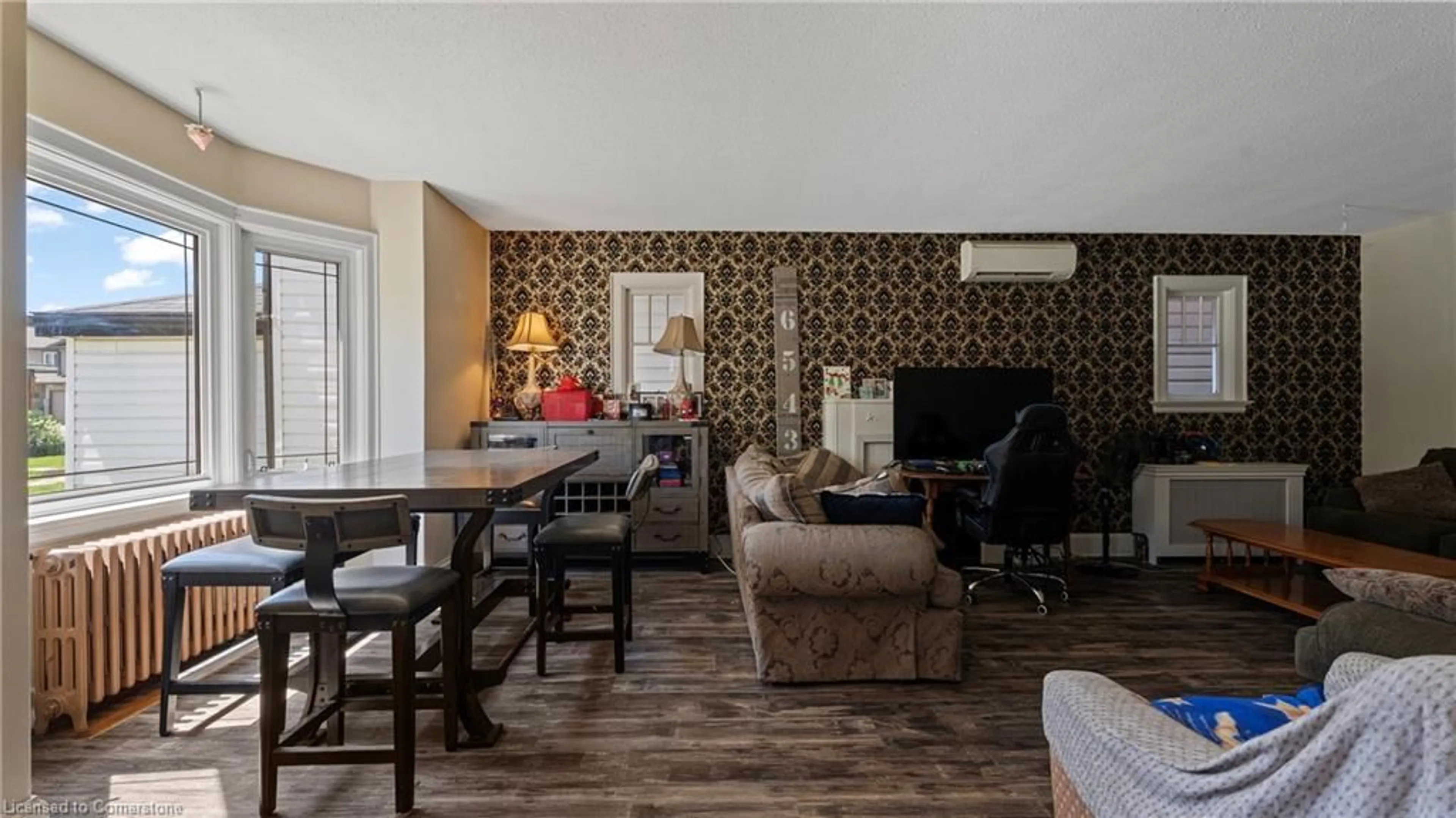 Living room with furniture, wood/laminate floor for 135 Stanley St, Simcoe Ontario N3Y 1M6