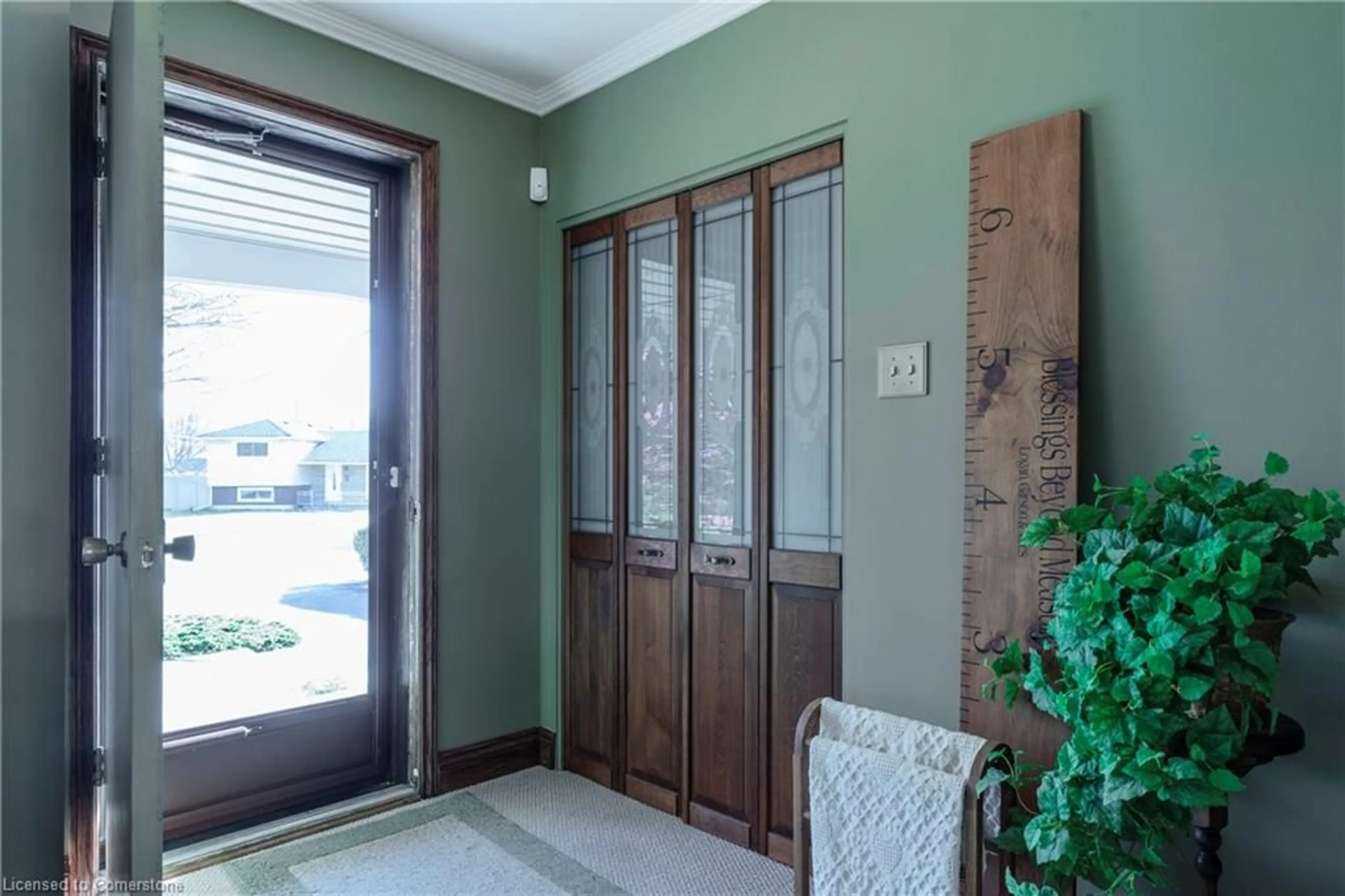 Indoor entryway for 6 Croydon Crt, Hamilton Ontario L8T 2W1