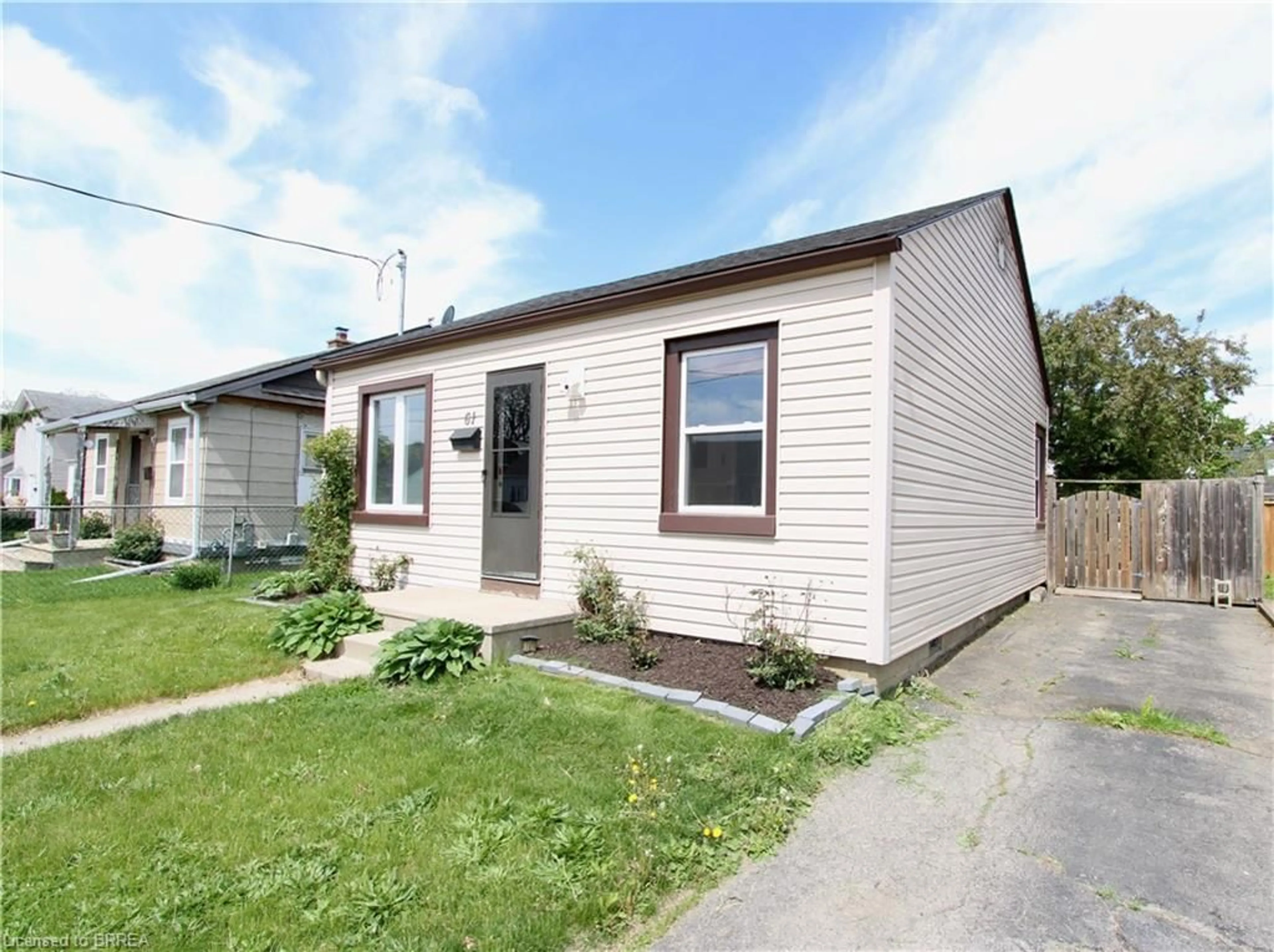 Home with vinyl exterior material, street for 61 Ninth Ave, Brantford Ontario N3S 1E3