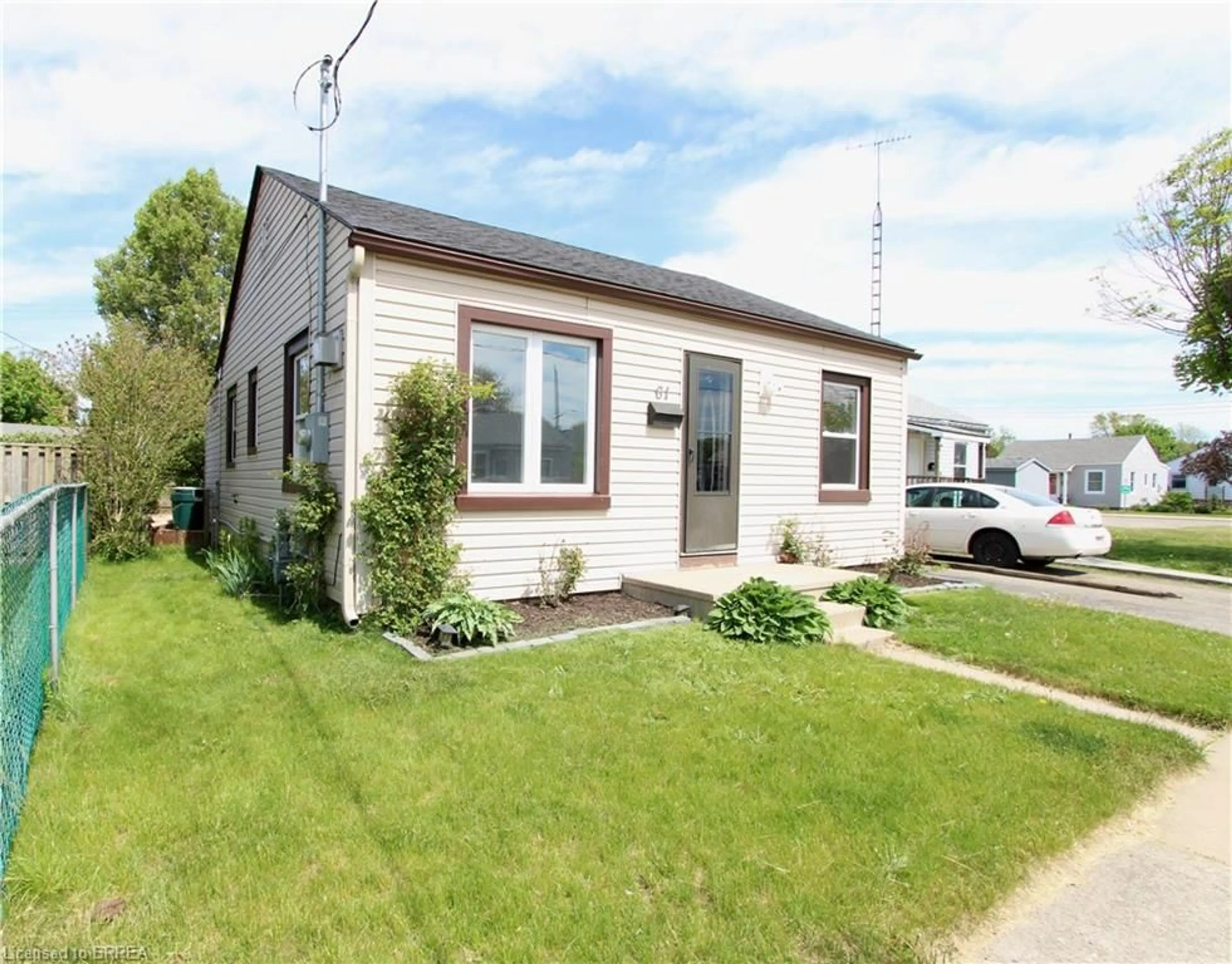 Home with vinyl exterior material, street for 61 Ninth Ave, Brantford Ontario N3S 1E3