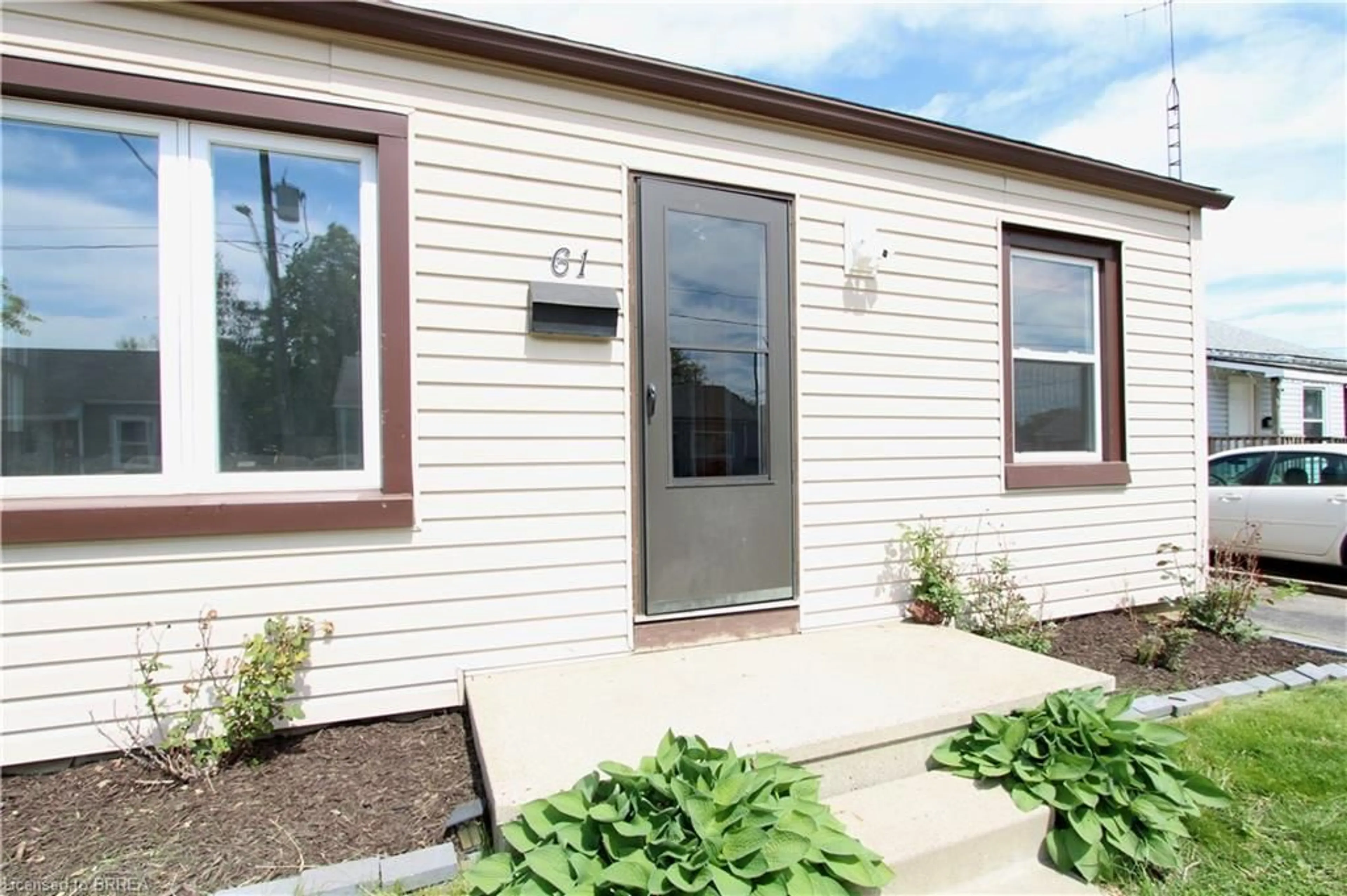 Home with vinyl exterior material, street for 61 Ninth Ave, Brantford Ontario N3S 1E3