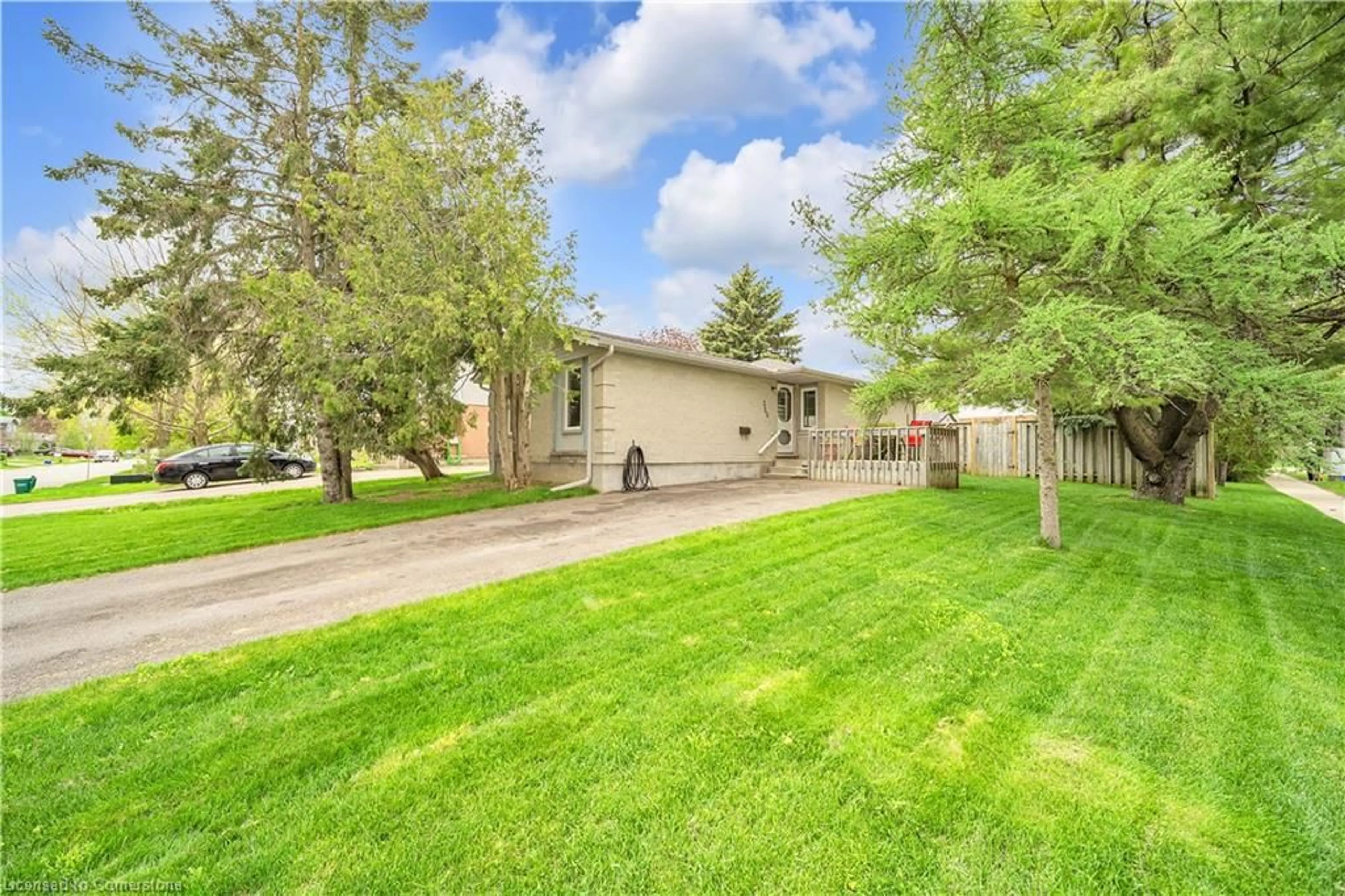A pic from outside/outdoor area/front of a property/back of a property/a pic from drone, street for 355 Stornoway Dr, Fergus Ontario N1M 3K9