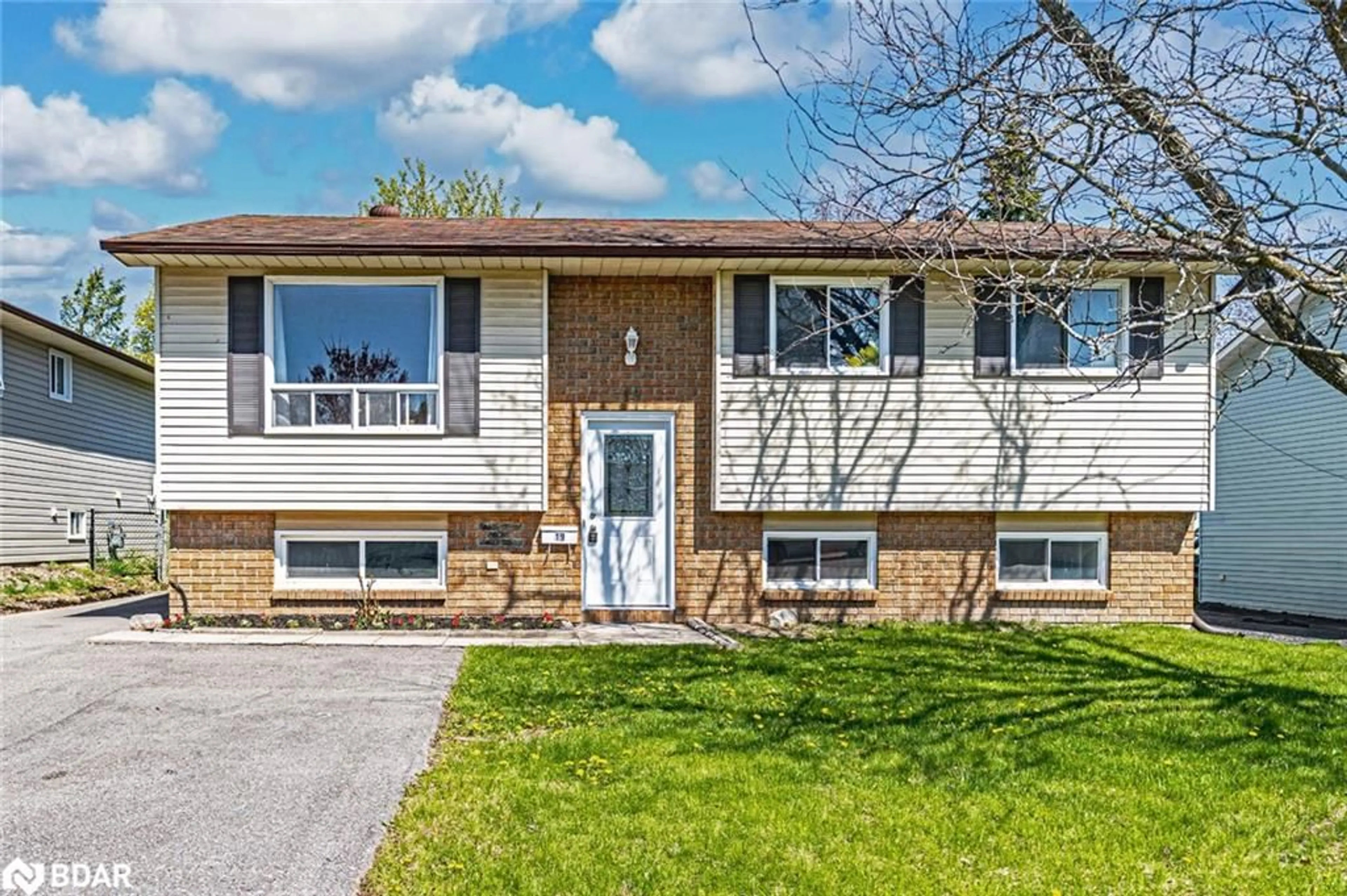 Home with vinyl exterior material, street for 19 Korlea Cres, Orillia Ontario L3V 7K3