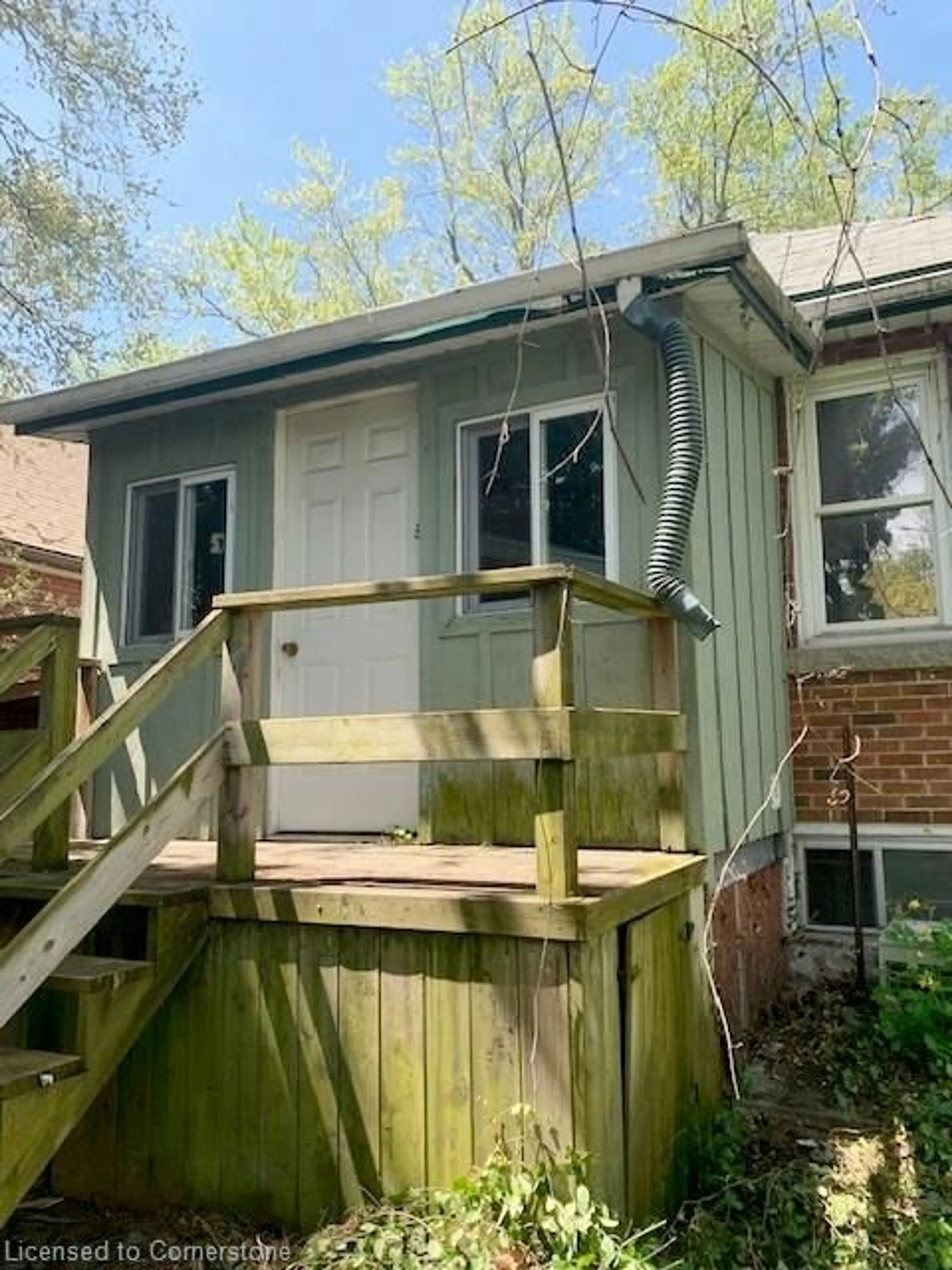 Home with vinyl exterior material, unknown for 14 Hollywood St, Hamilton Ontario L8S 3K6