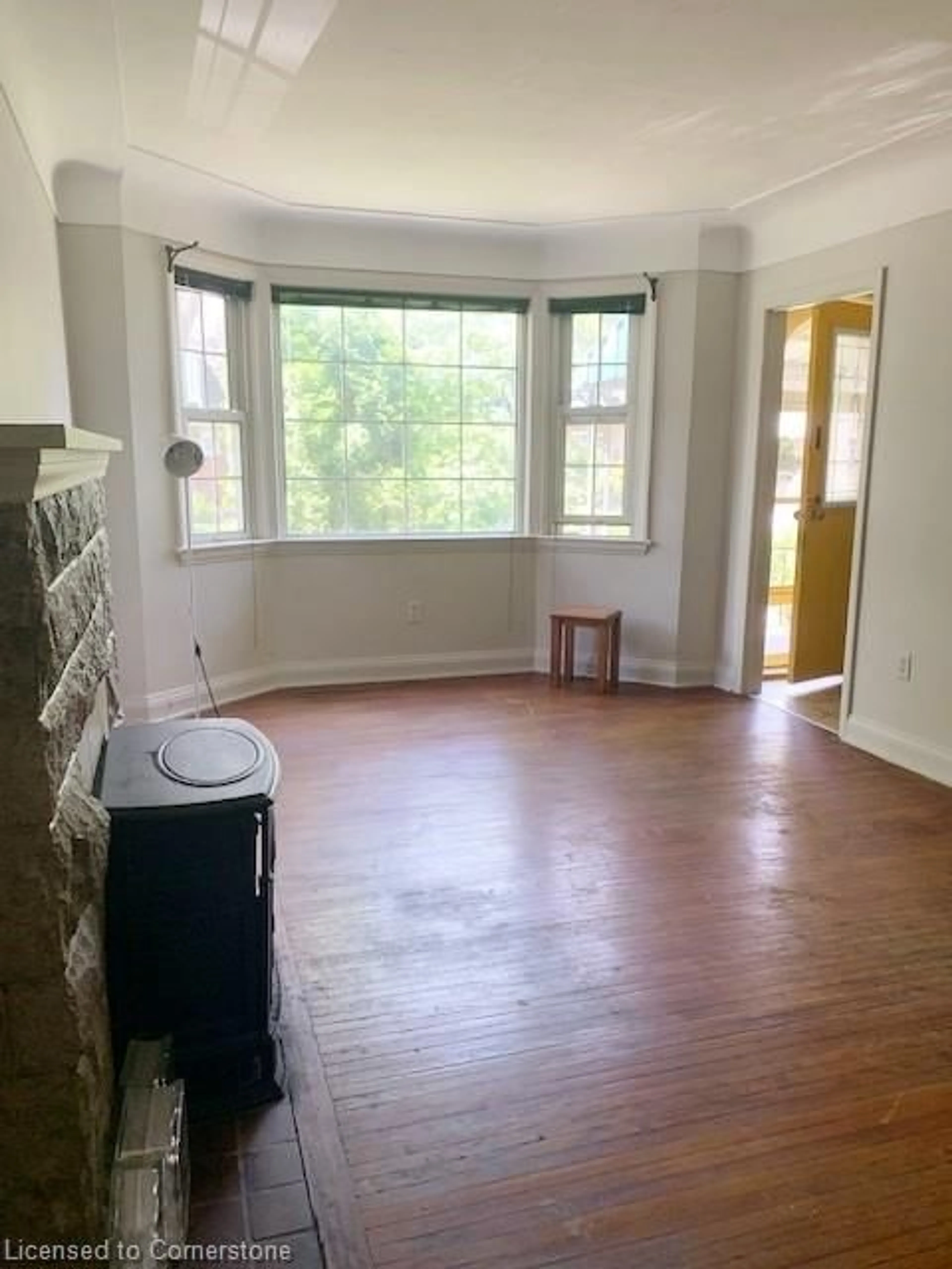 A pic of a room for 14 Hollywood St, Hamilton Ontario L8S 3K6
