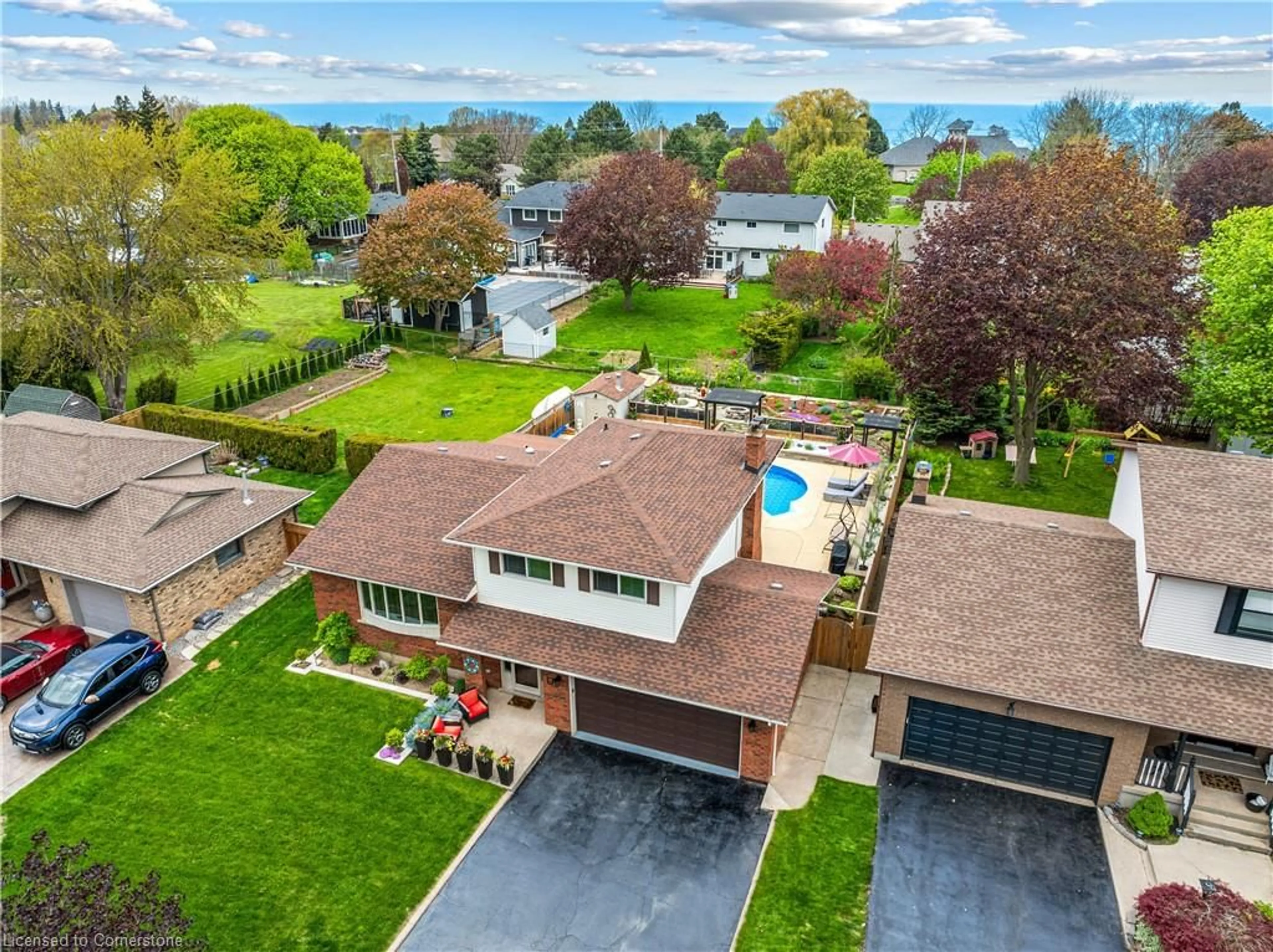 A pic from outside/outdoor area/front of a property/back of a property/a pic from drone, unknown for 6 Margaret Ave, Grimsby Ontario L3M 4S1