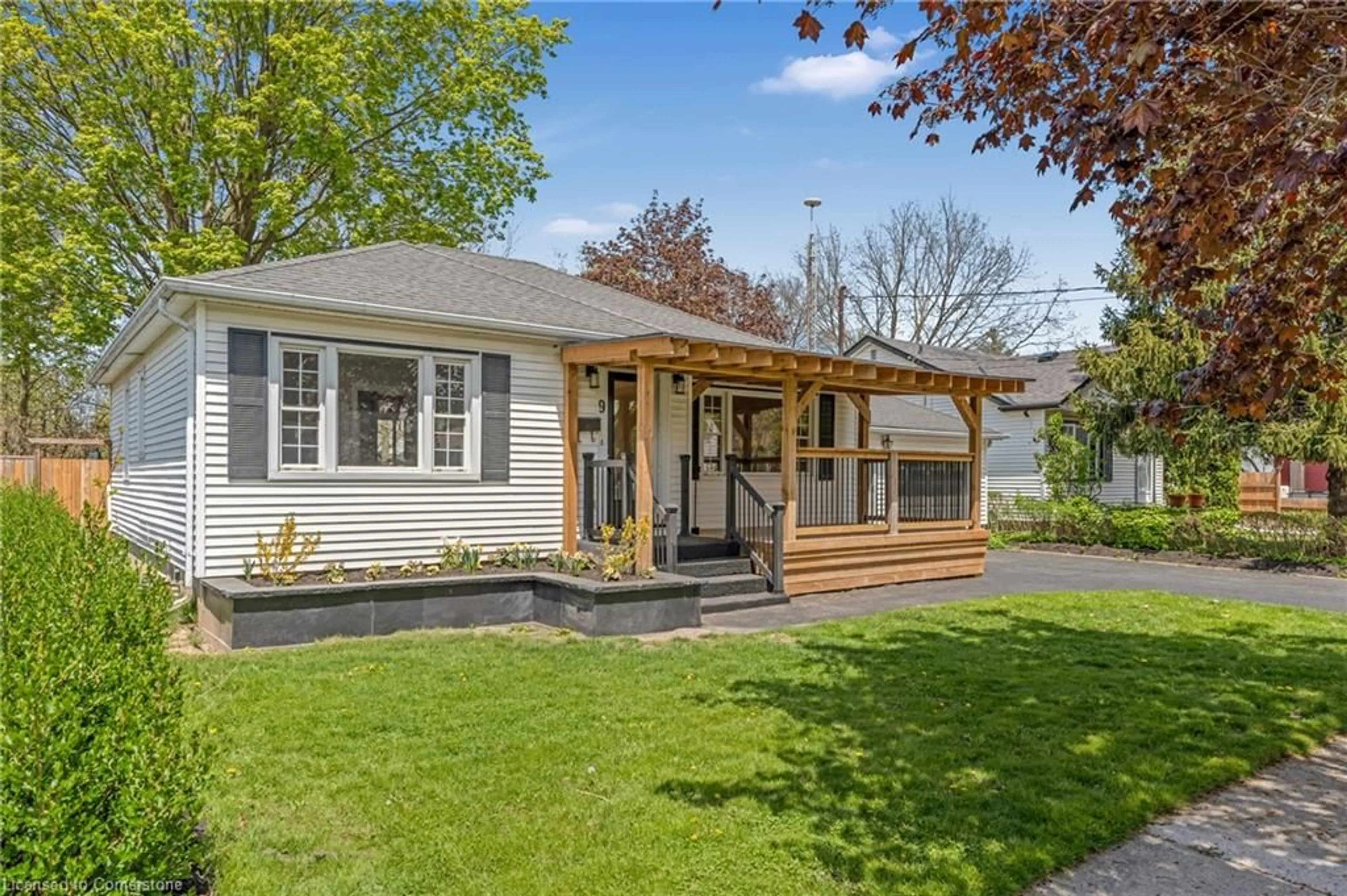 Home with vinyl exterior material, street for 9 Heywood Ave, St. Catharines Ontario L2M 2M7